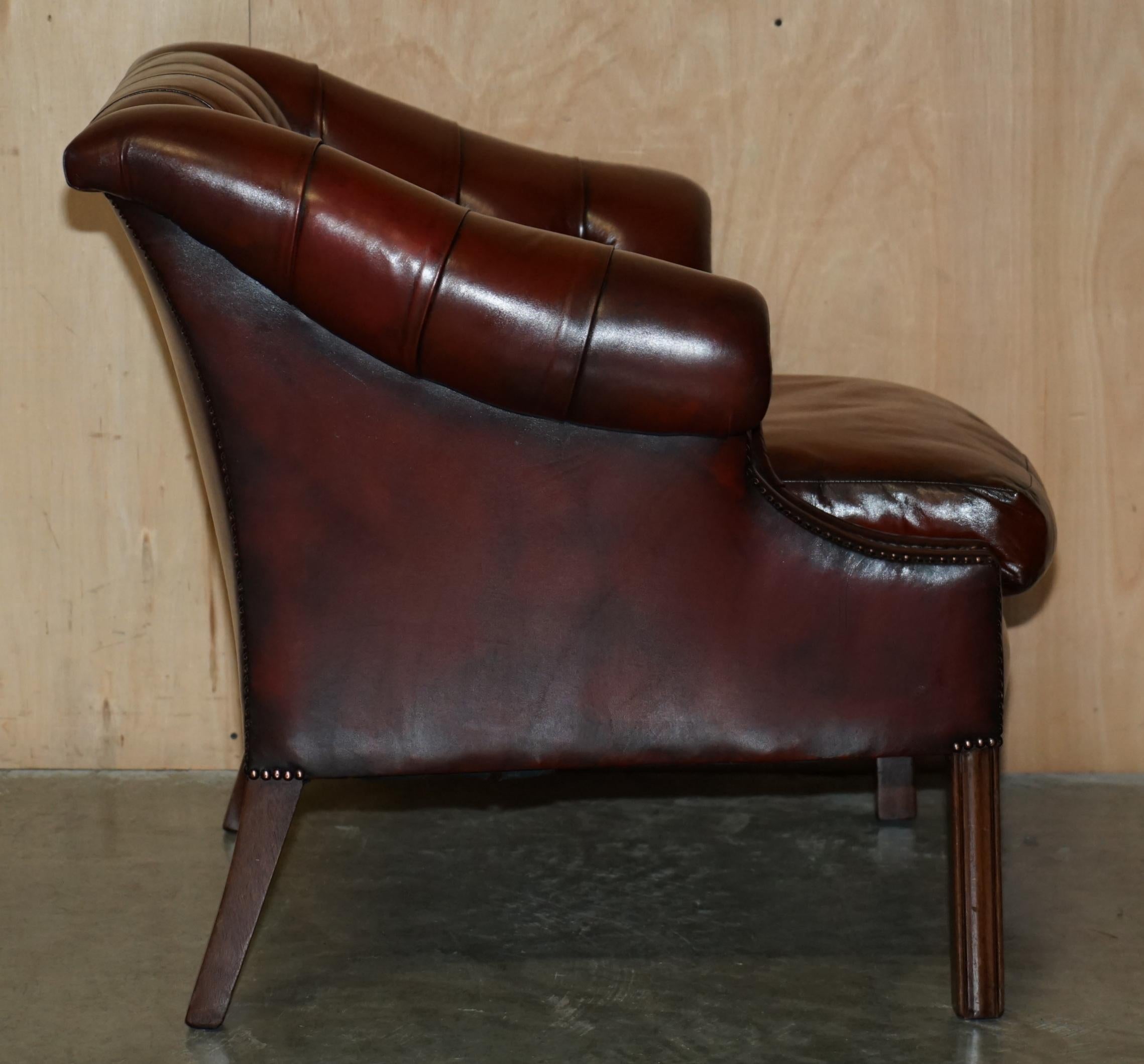UN BEL PAIO DI POLTRONE DA CLUB IN PELLE MARRONE RESTAURATE DI CHEsterfield LUTYENS VICEROY in vendita 3