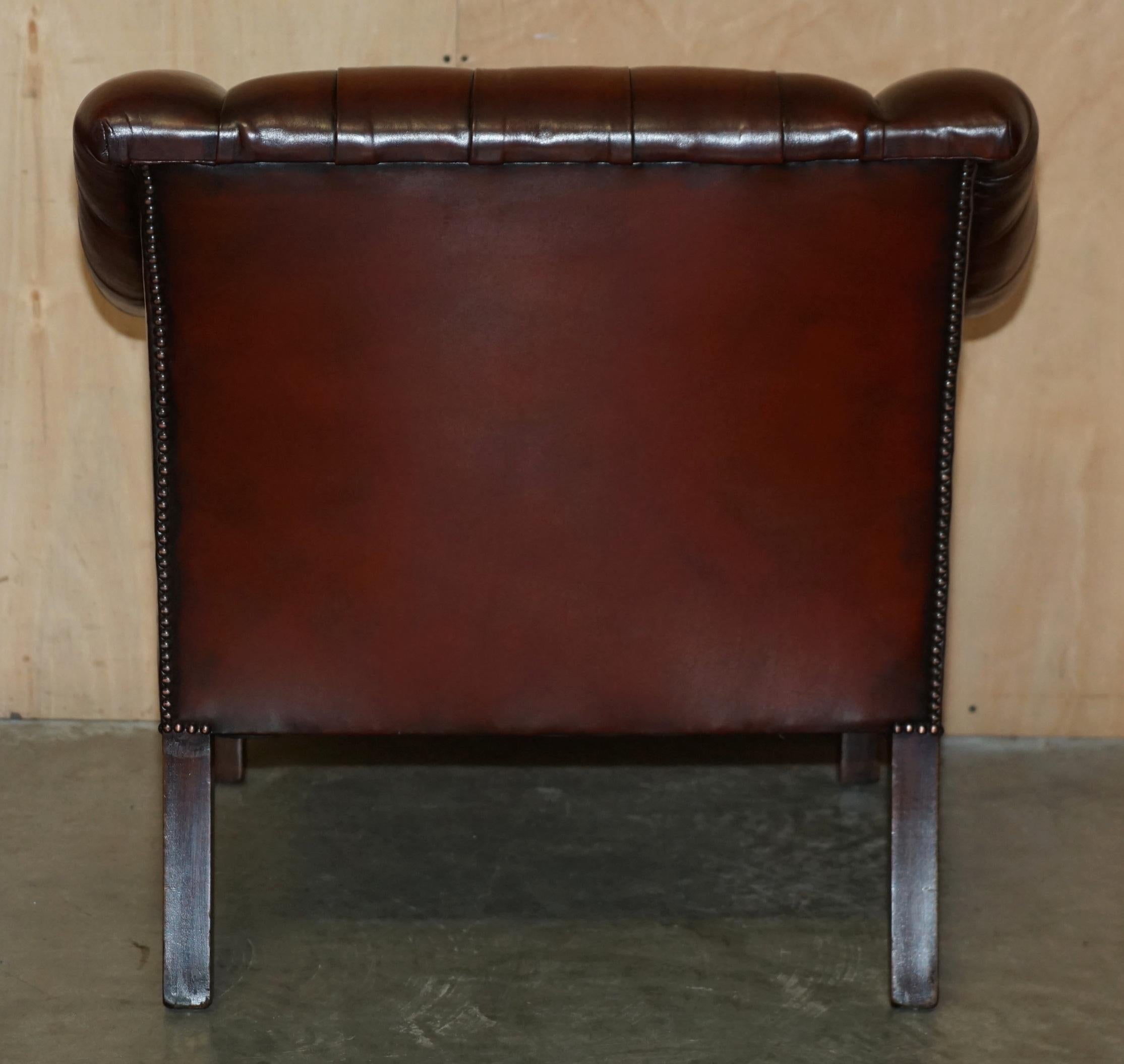 UN BEL PAIO DI POLTRONE DA CLUB IN PELLE MARRONE RESTAURATE DI CHEsterfield LUTYENS VICEROY in vendita 4