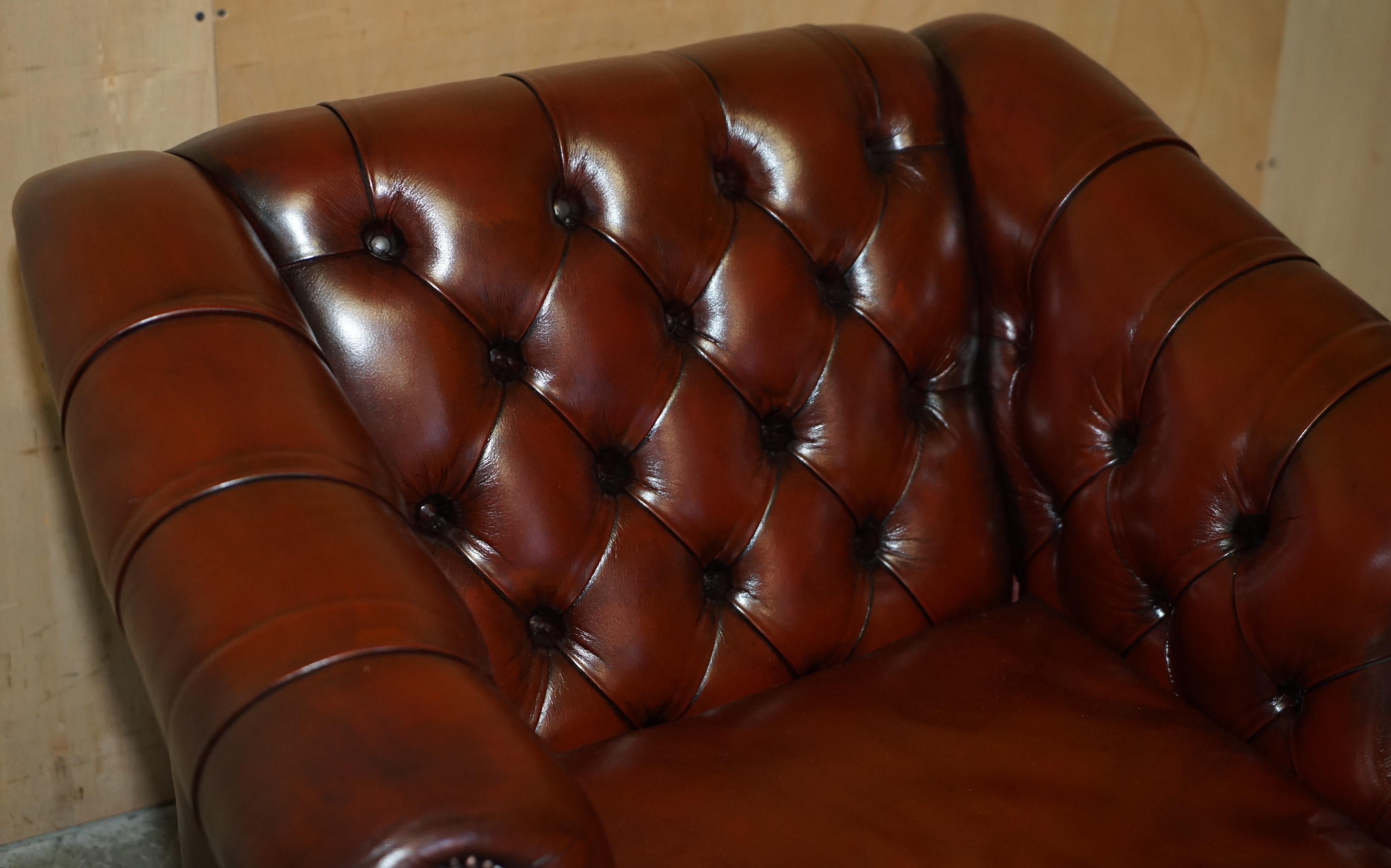 UN BEL PAIO DI POLTRONE DA CLUB IN PELLE MARRONE RESTAURATE DI CHEsterfield LUTYENS VICEROY in vendita 8