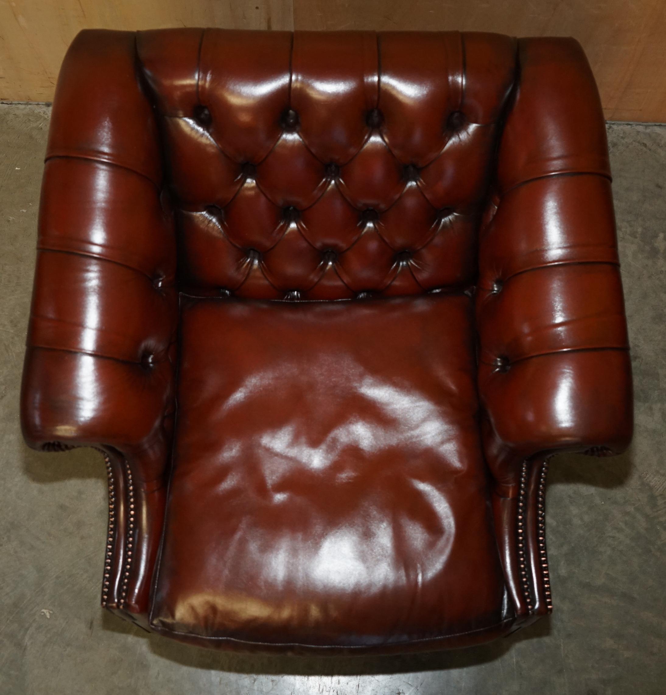 UN BEL PAIO DI POLTRONE DA CLUB IN PELLE MARRONE RESTAURATE DI CHEsterfield LUTYENS VICEROY in vendita 9