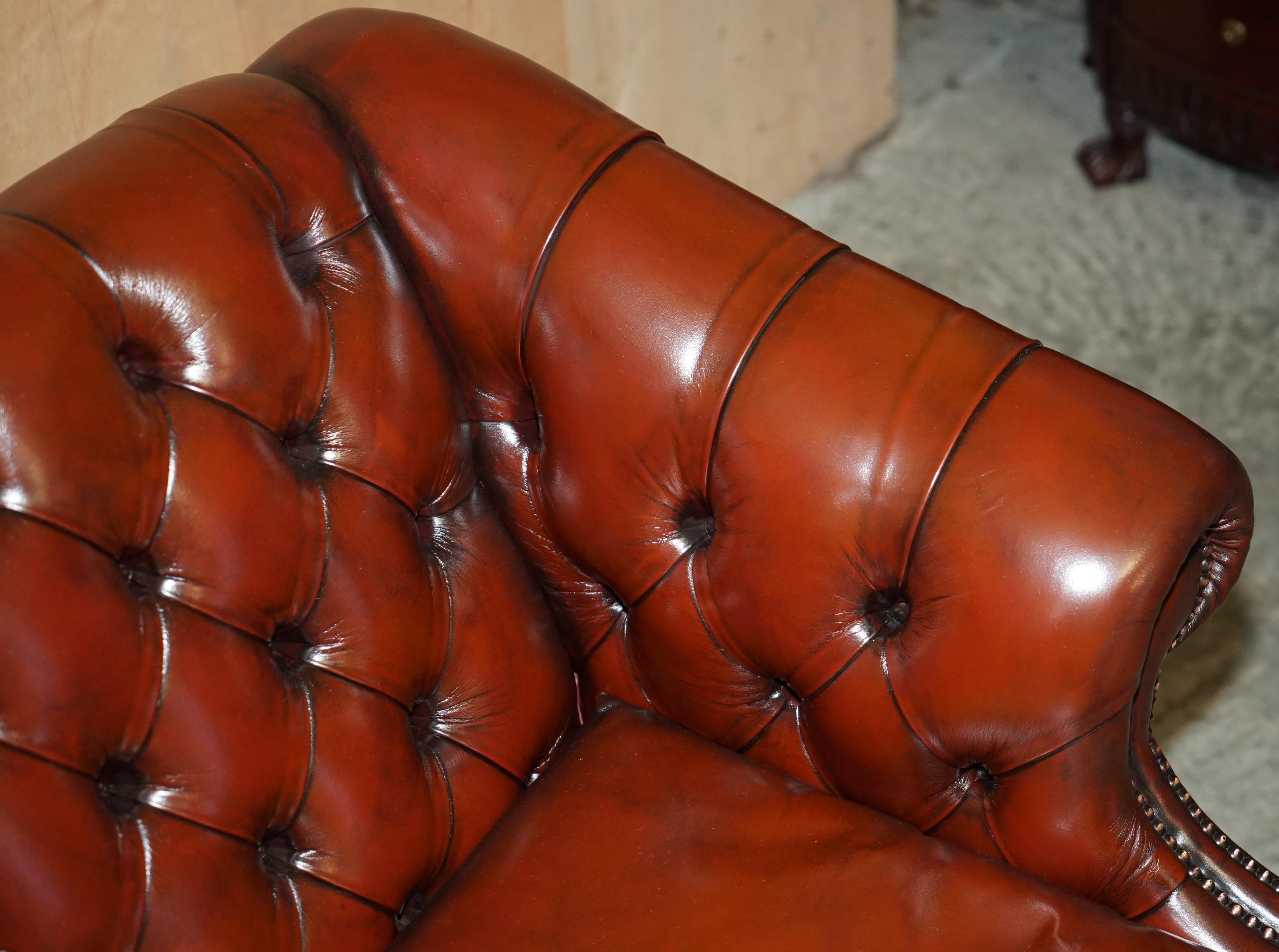 UN BEL PAIO DI POLTRONE DA CLUB IN PELLE MARRONE RESTAURATE DI CHEsterfield LUTYENS VICEROY in vendita 10