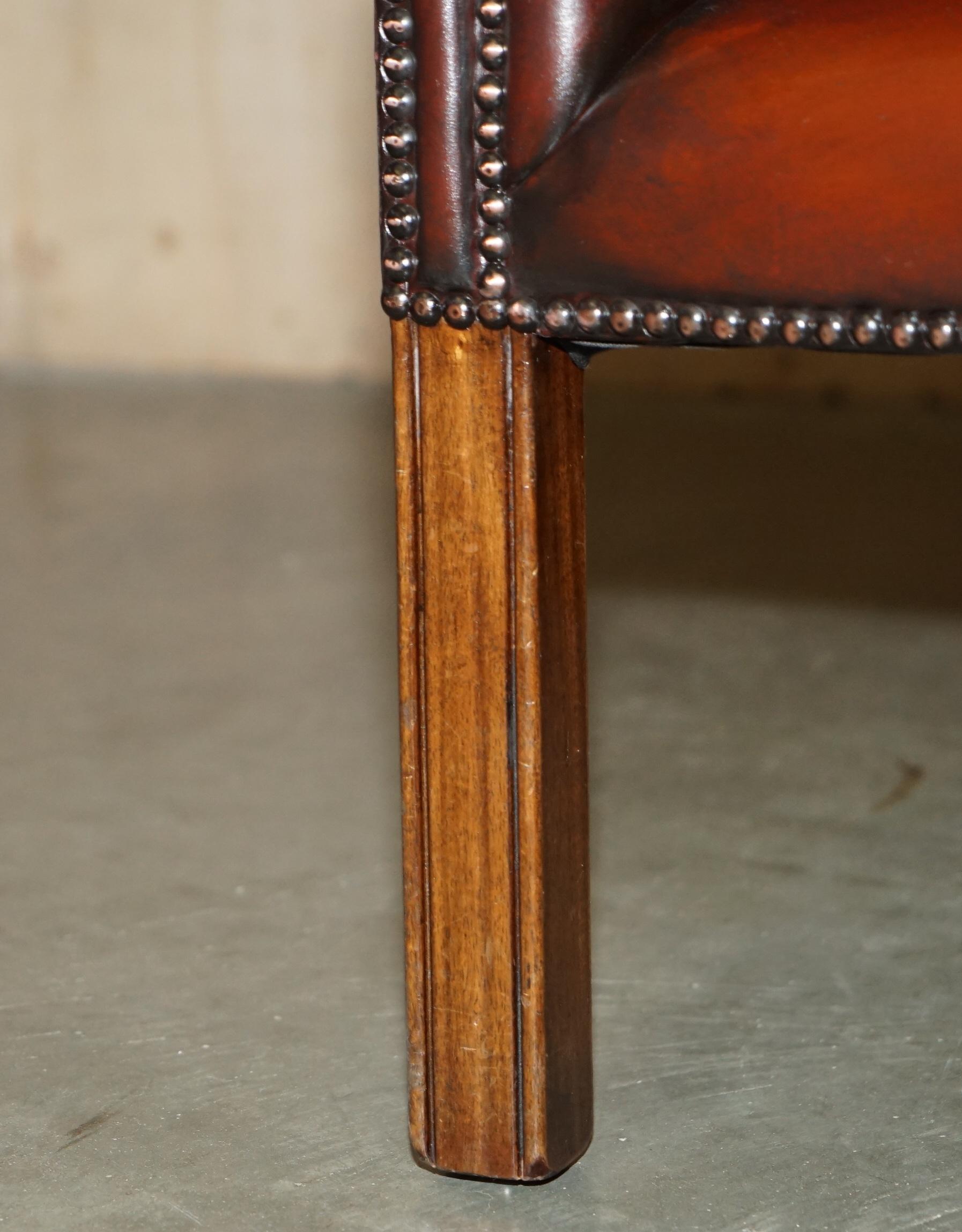UN BEL PAIO DI POLTRONE DA CLUB IN PELLE MARRONE RESTAURATE DI CHEsterfield LUTYENS VICEROY in vendita 12
