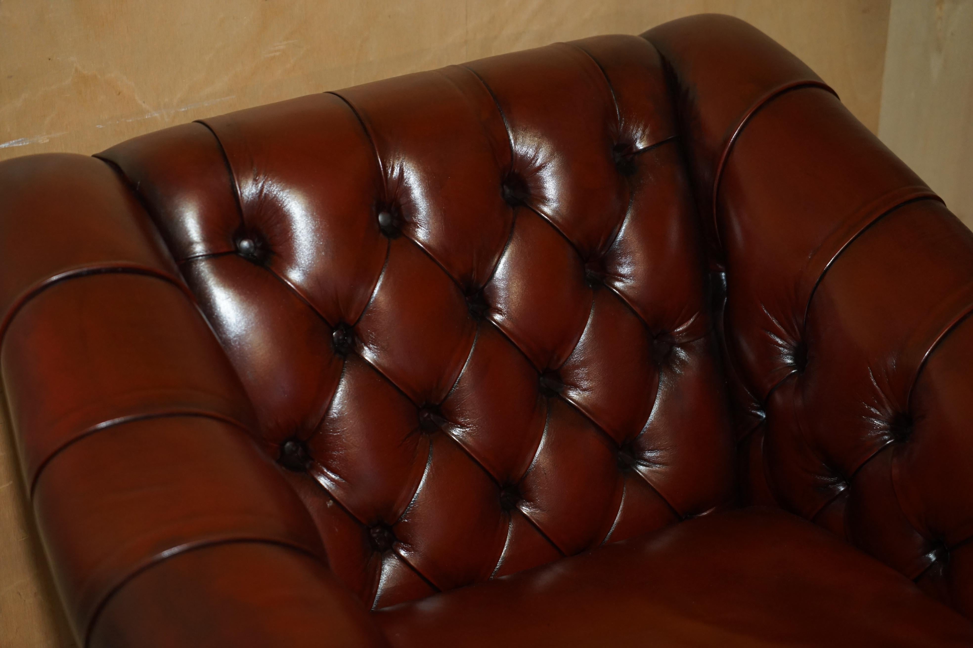 Inglese UN BEL PAIO DI POLTRONE DA CLUB IN PELLE MARRONE RESTAURATE DI CHEsterfield LUTYENS VICEROY in vendita