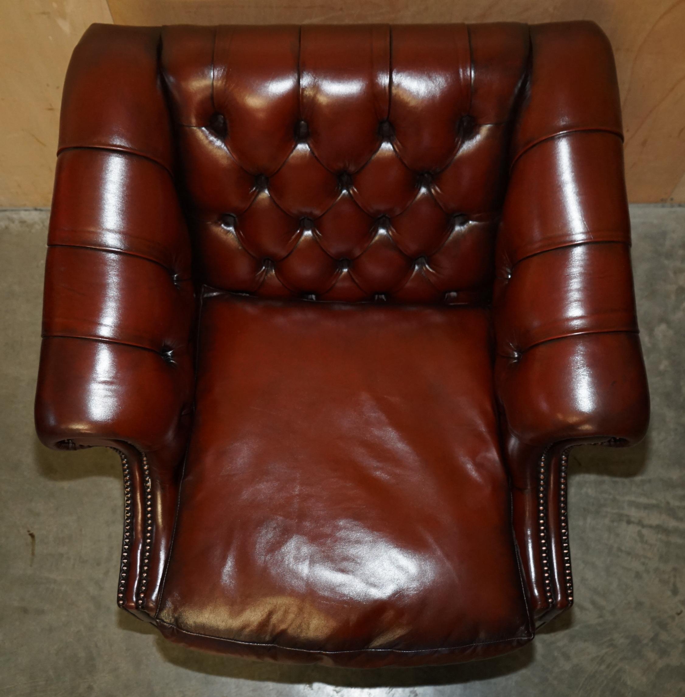 Fatto a mano UN BEL PAIO DI POLTRONE DA CLUB IN PELLE MARRONE RESTAURATE DI CHEsterfield LUTYENS VICEROY in vendita