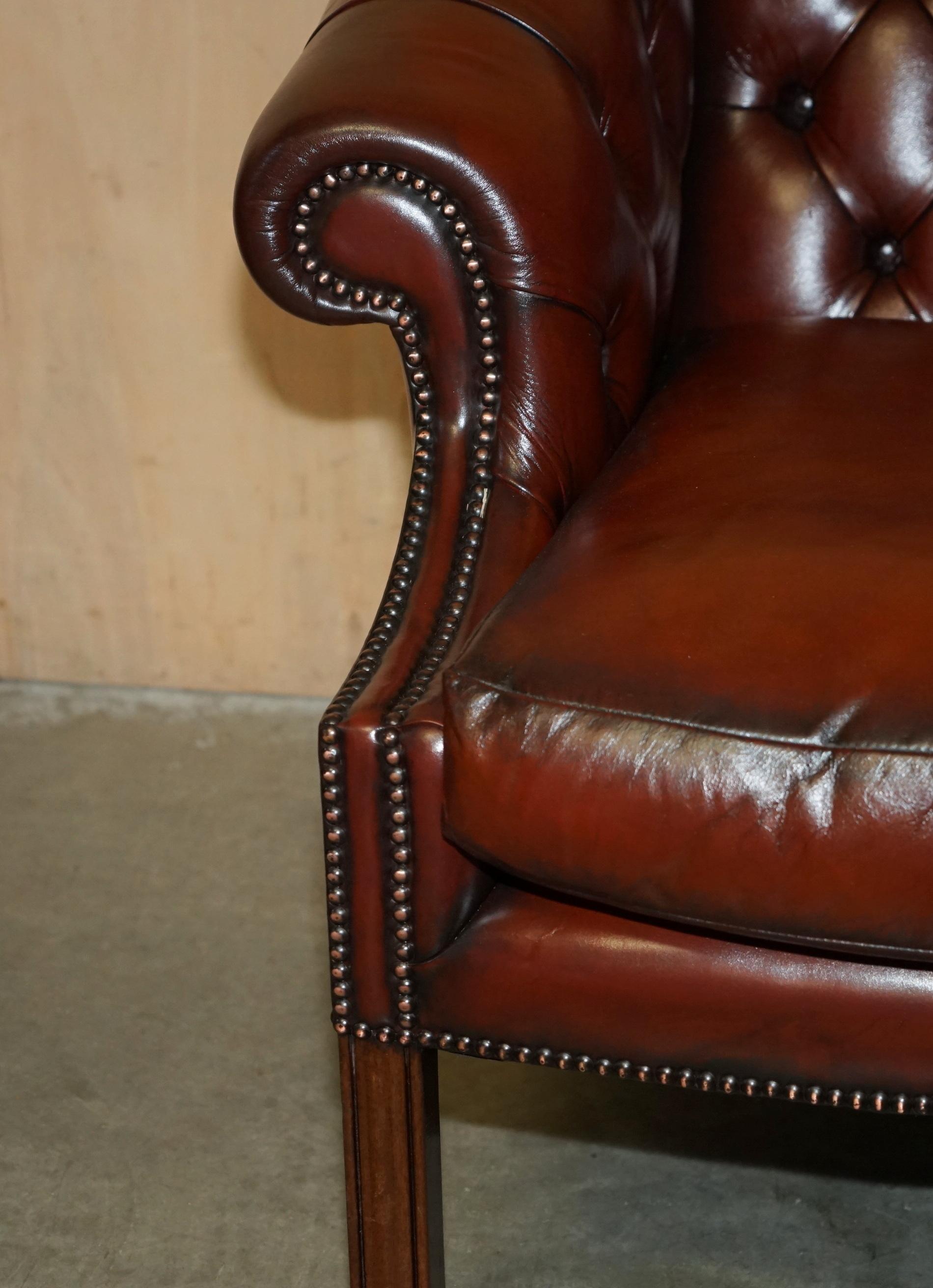 XX secolo UN BEL PAIO DI POLTRONE DA CLUB IN PELLE MARRONE RESTAURATE DI CHEsterfield LUTYENS VICEROY in vendita