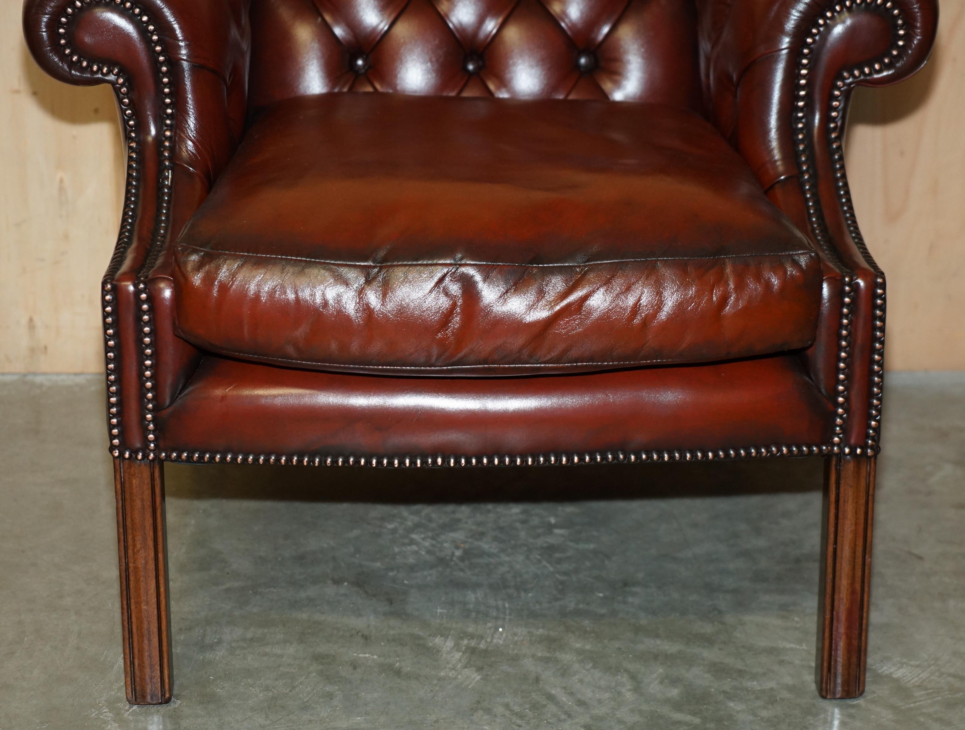 UN BEL PAIO DI POLTRONE DA CLUB IN PELLE MARRONE RESTAURATE DI CHEsterfield LUTYENS VICEROY in vendita 1