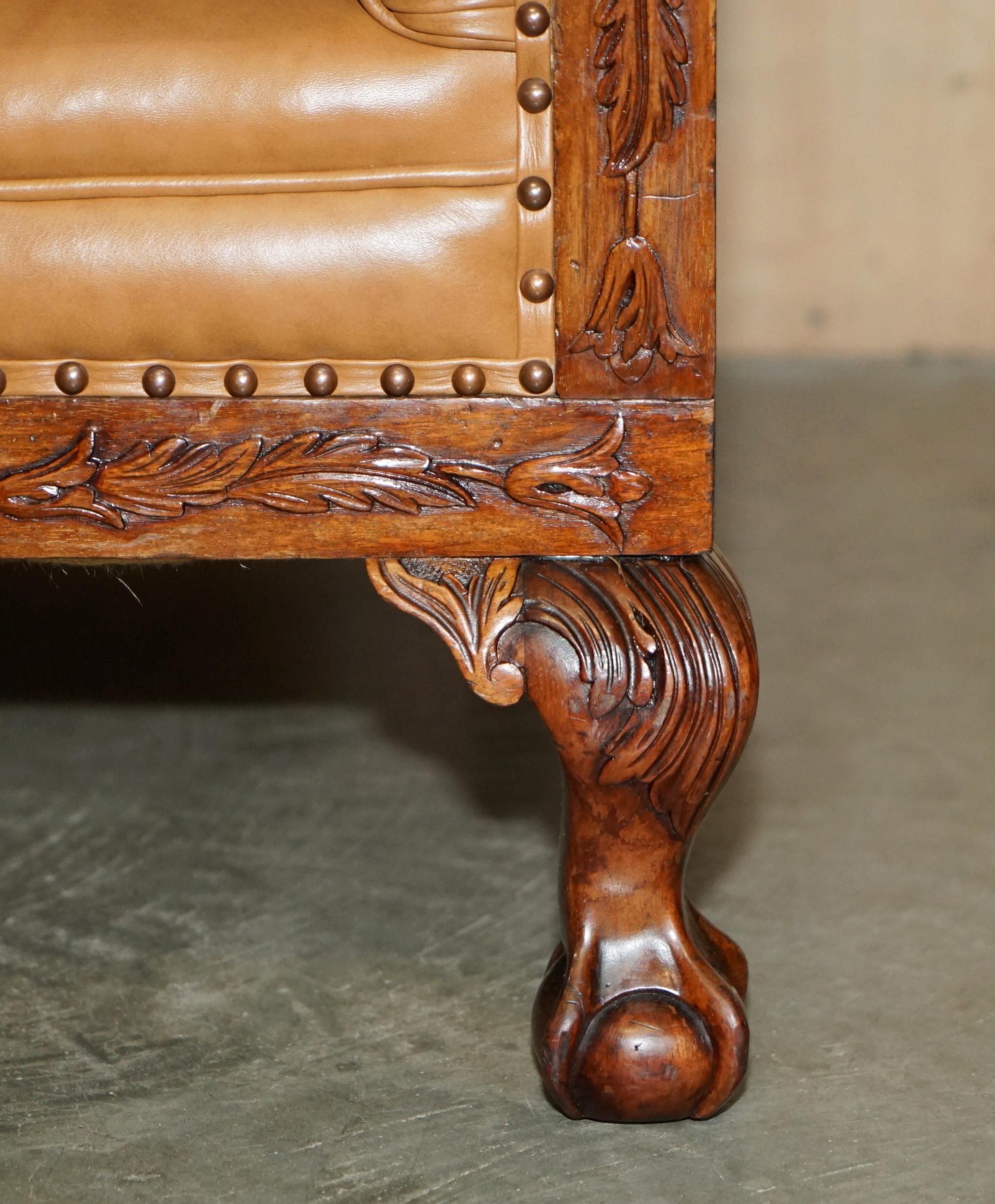 UN BEL PAIO DI POLTRONE VICTORIANE RESTAURATE CON PIEDI A CLAW & BALL IN PELLE MARRONE COGNATICA in vendita 3