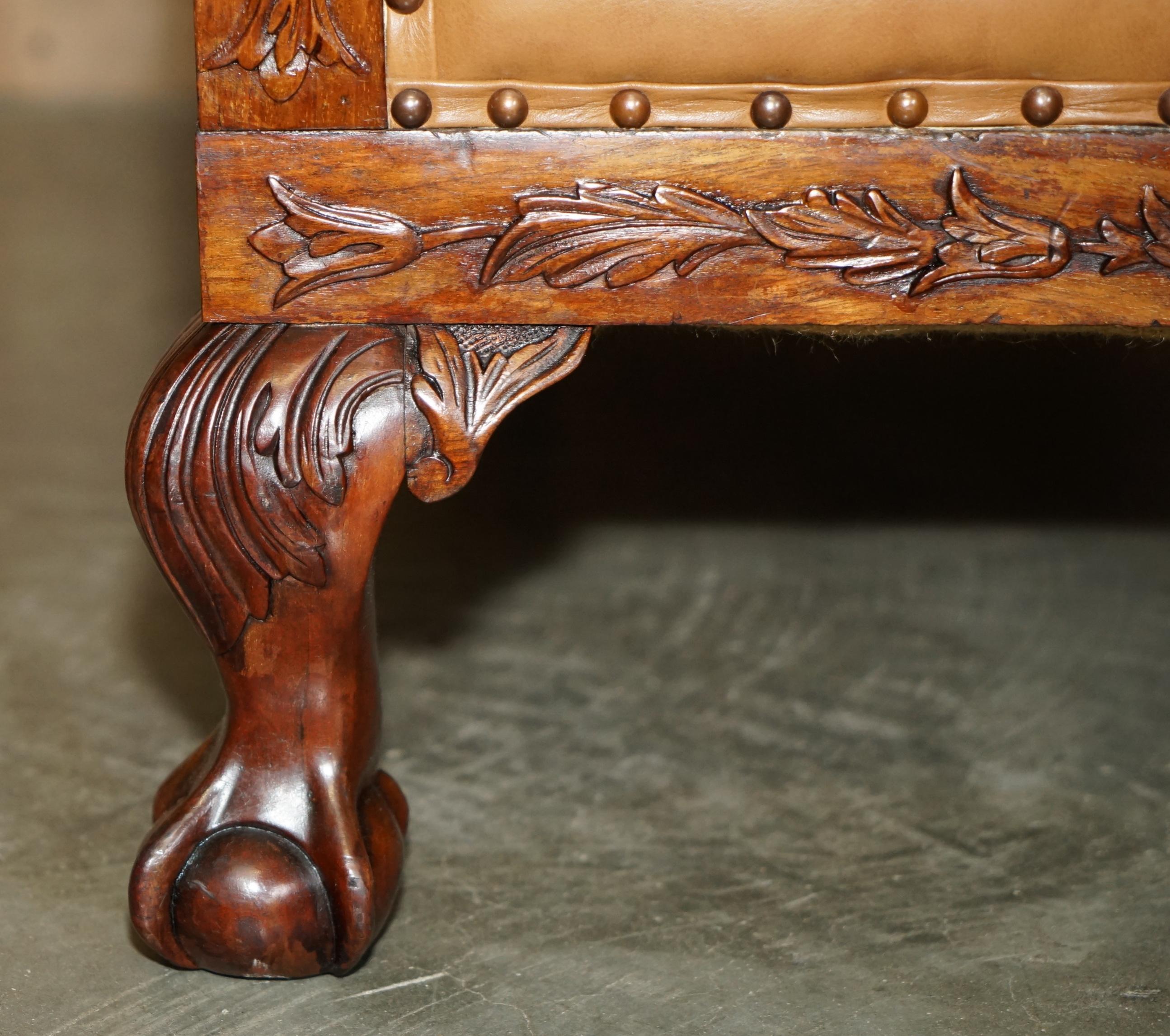 UN BEL PAIO DI POLTRONE VICTORIANE RESTAURATE CON PIEDI A CLAW & BALL IN PELLE MARRONE COGNATICA in vendita 12