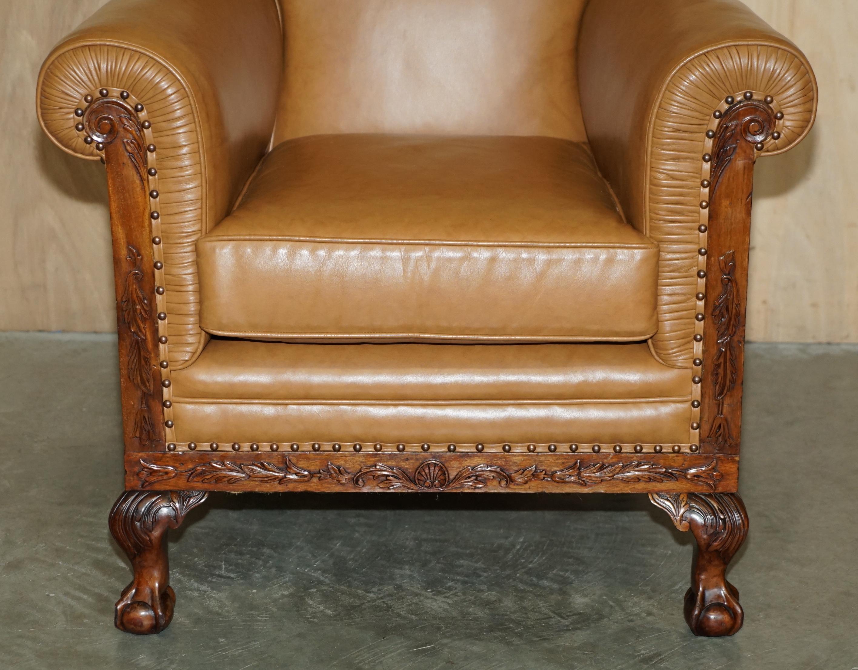 Inglese UN BEL PAIO DI POLTRONE VICTORIANE RESTAURATE CON PIEDI A CLAW & BALL IN PELLE MARRONE COGNATICA in vendita