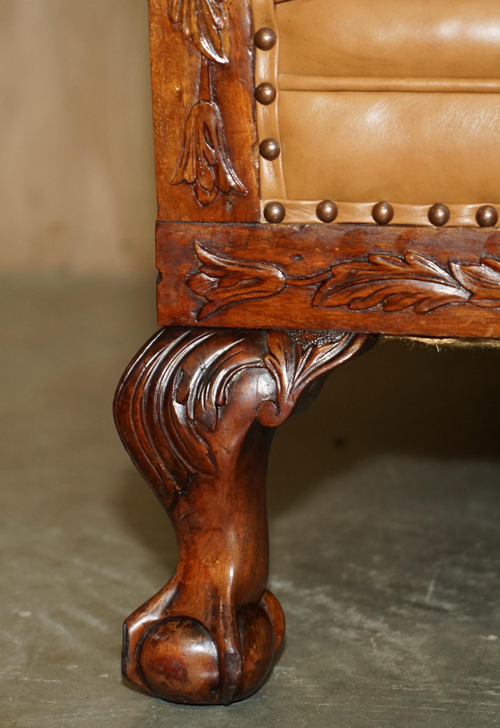 XIX secolo UN BEL PAIO DI POLTRONE VICTORIANE RESTAURATE CON PIEDI A CLAW & BALL IN PELLE MARRONE COGNATICA in vendita