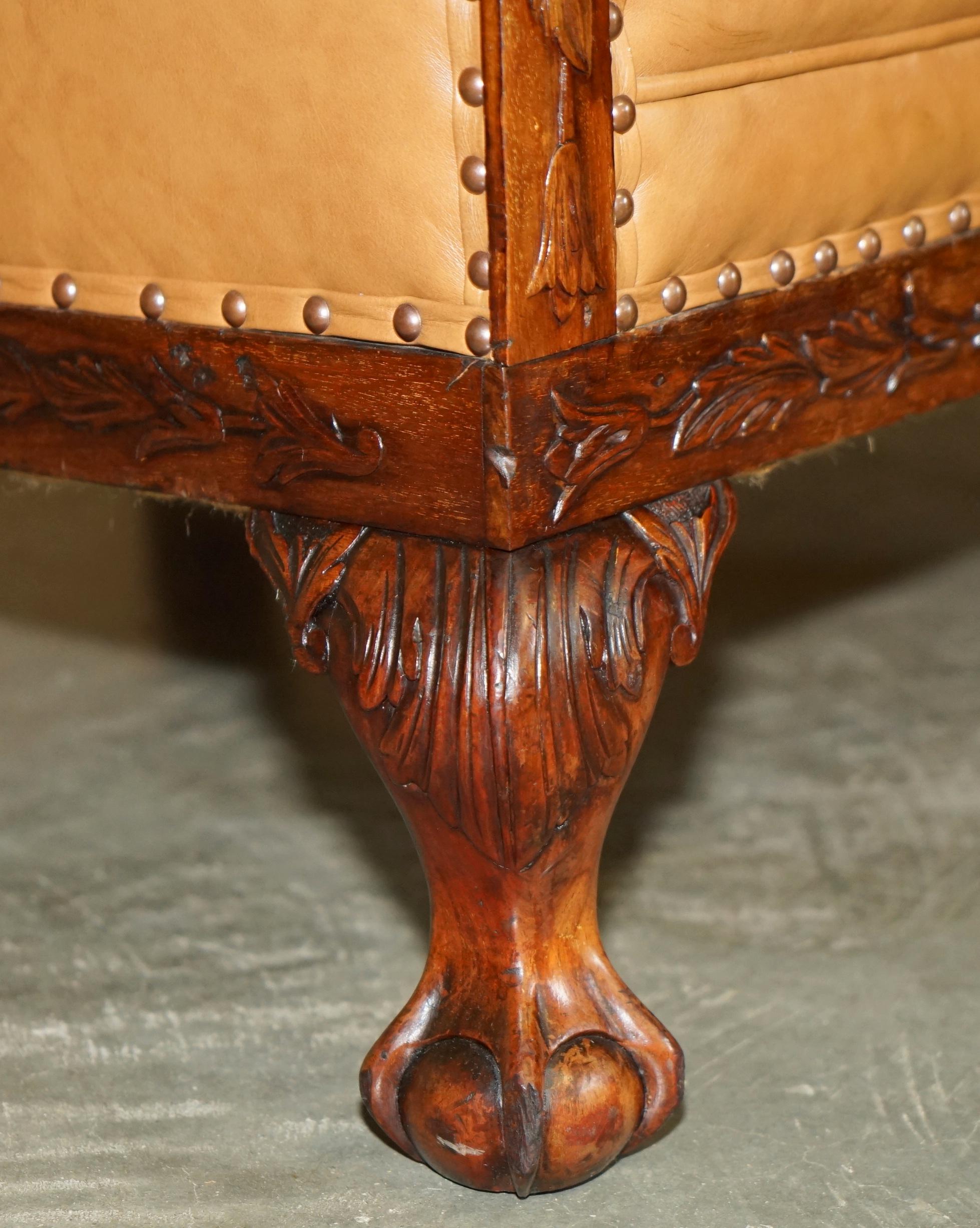 Pelle UN BEL PAIO DI POLTRONE VICTORIANE RESTAURATE CON PIEDI A CLAW & BALL IN PELLE MARRONE COGNATICA in vendita