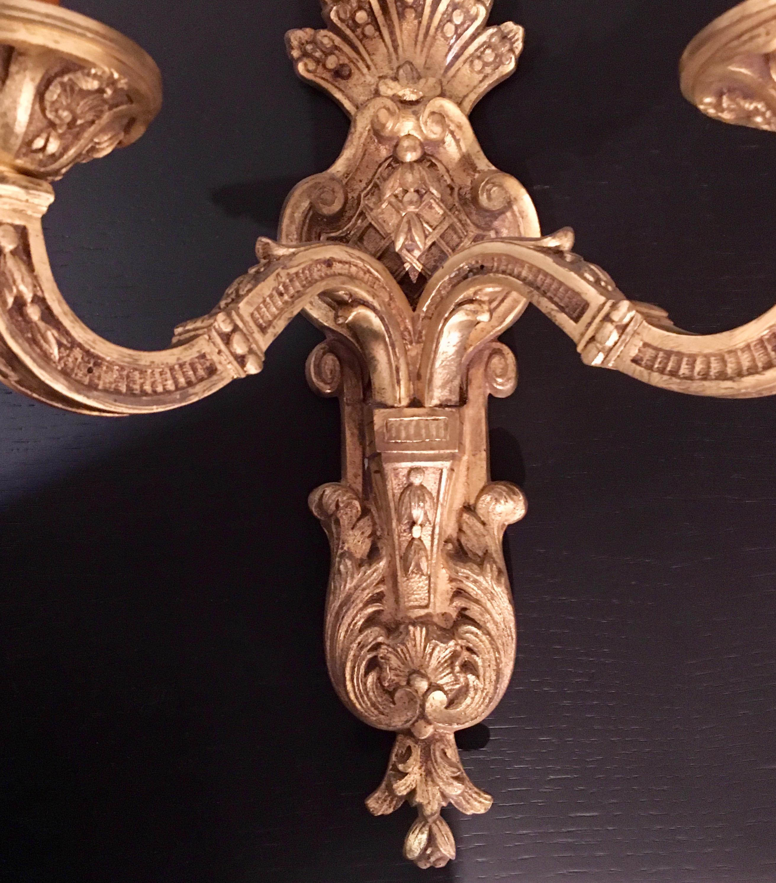 Fino par de apliques Ritz Luis XIV de bronce dorado de Maison Delisle-Francia.
Nuevo lacado negro a medida con tonos dorados en el interior.
Rewired.
