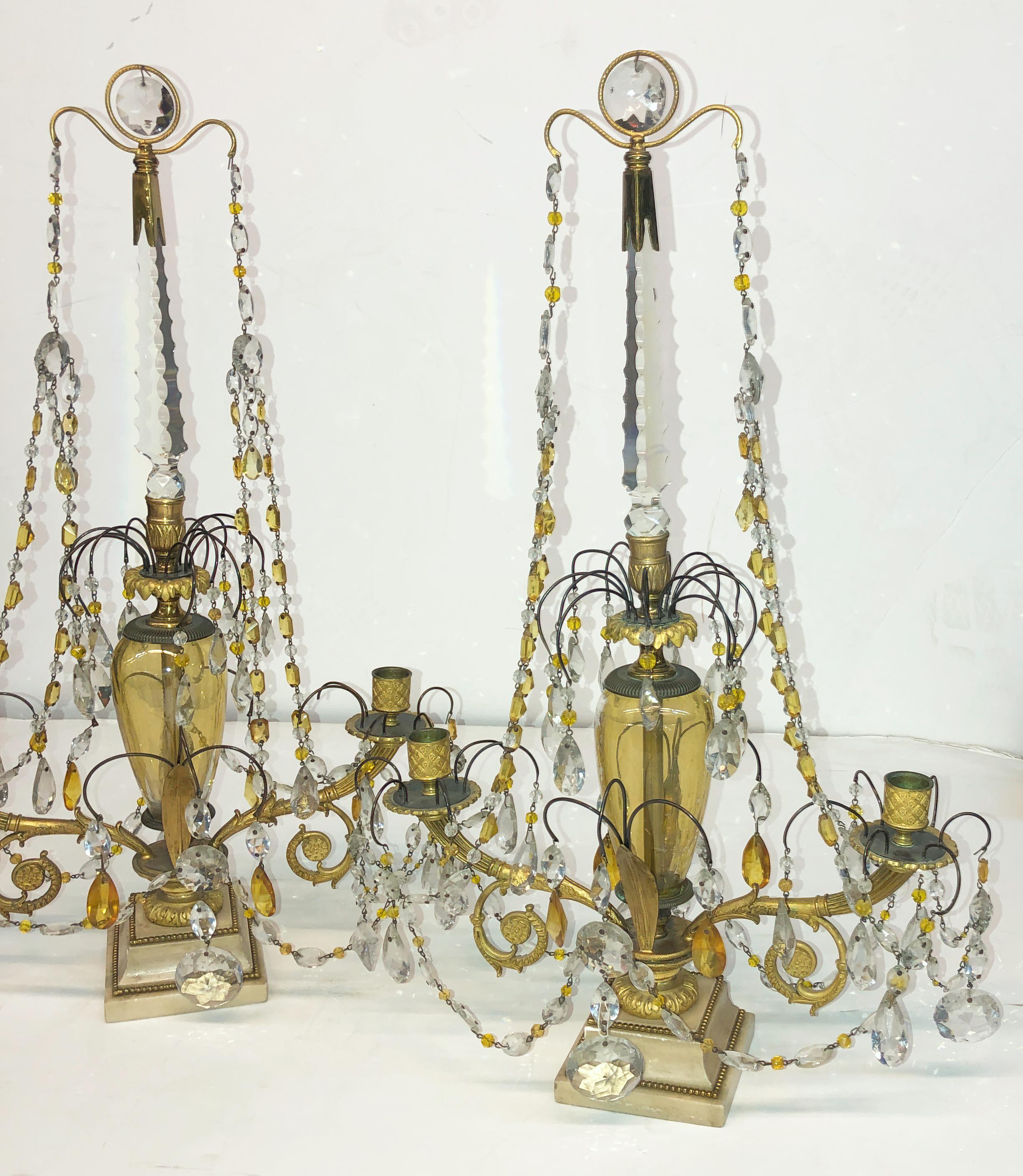 Fina y rara pareja de candelabros rusos neoclásicos, con facetas y gotas de cristal tallado, cristal tallado de color ámbar, tallo central vasiforme de cristal ámbar, con maravillosos brazos, copas y capiteles de bronce dorado, elevados sobre una