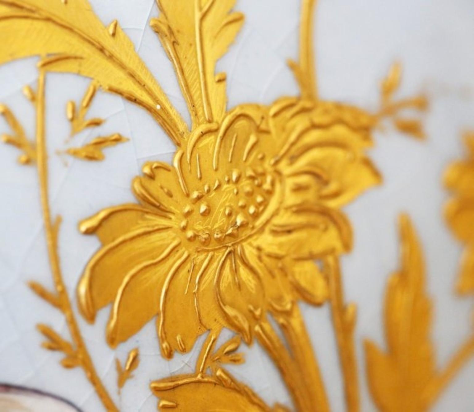 Ceramica Bella coppia di vasi di Sevres in porcellana dorata e dipinta, con montatura in bronzo e parcellare in vendita