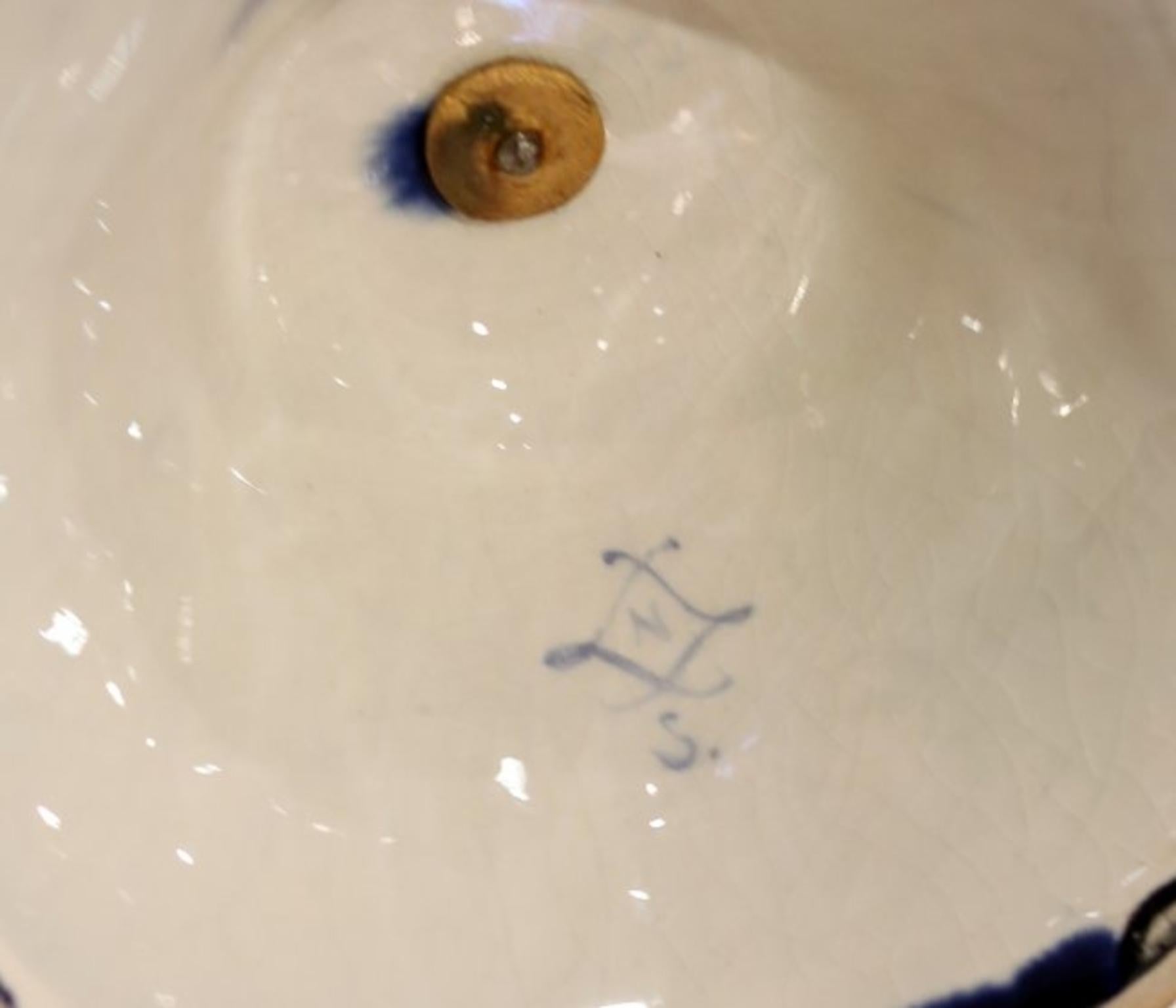 Bella coppia di vasi di Sevres in porcellana dorata e dipinta, con montatura in bronzo e parcellare in vendita 3