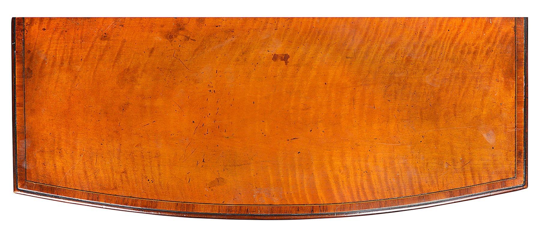 Inglese Raffinata coppia di scaffali a libro aperti con fronte ad arco di Sheraton Revival. in vendita