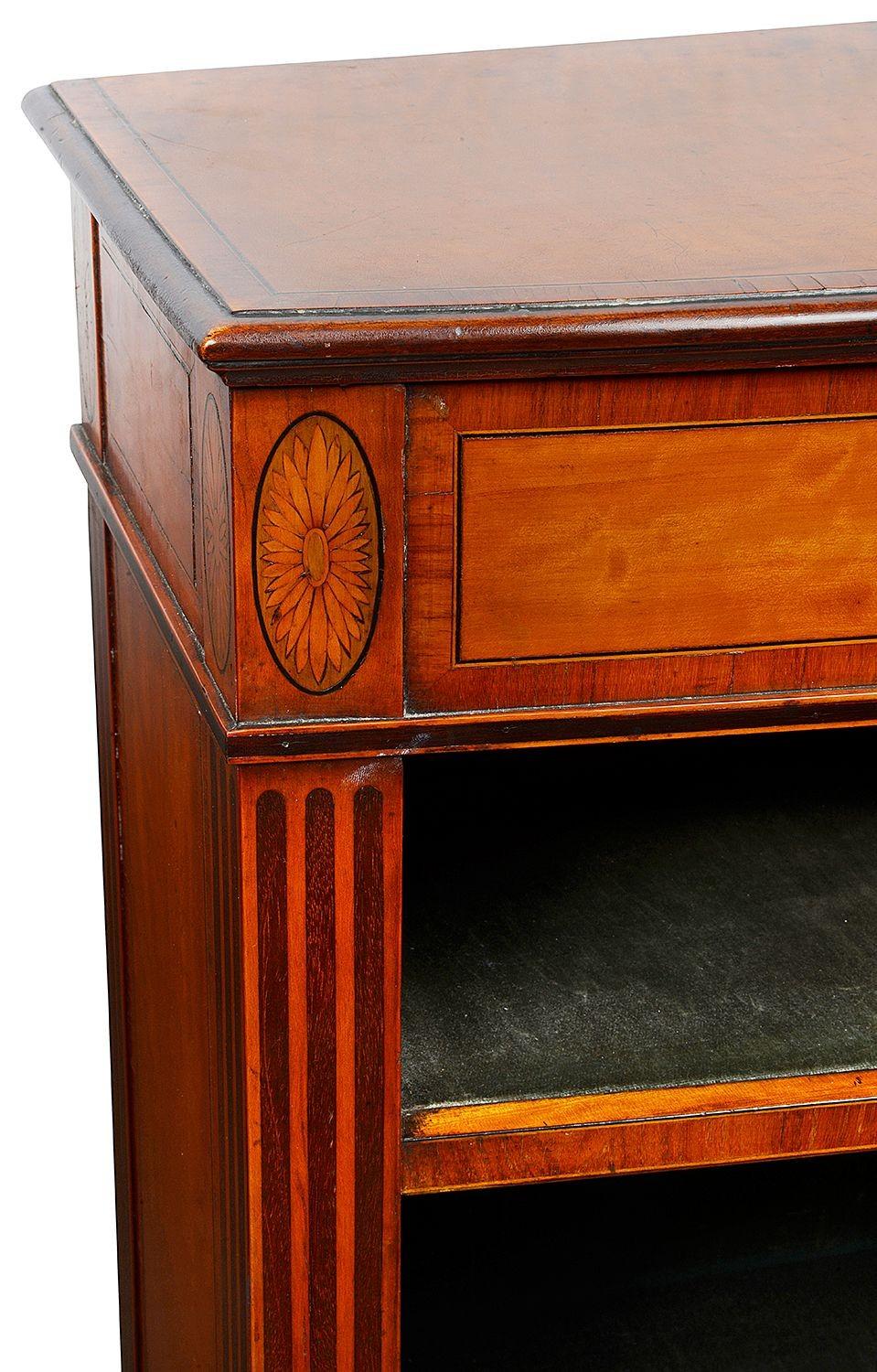 Impiallacciato Raffinata coppia di scaffali a libro aperti con fronte ad arco di Sheraton Revival. in vendita