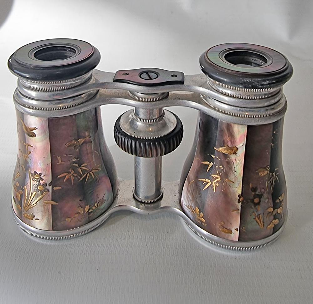 A superb pair of late 19th century Palais Royal Shibayama opera glasses in mother of pearl. Wonderfully decorated with exotic pheasants, peony and bamboo. The Shibayama technique was named after Shibayama Dosho, who introduced it in Japan in the