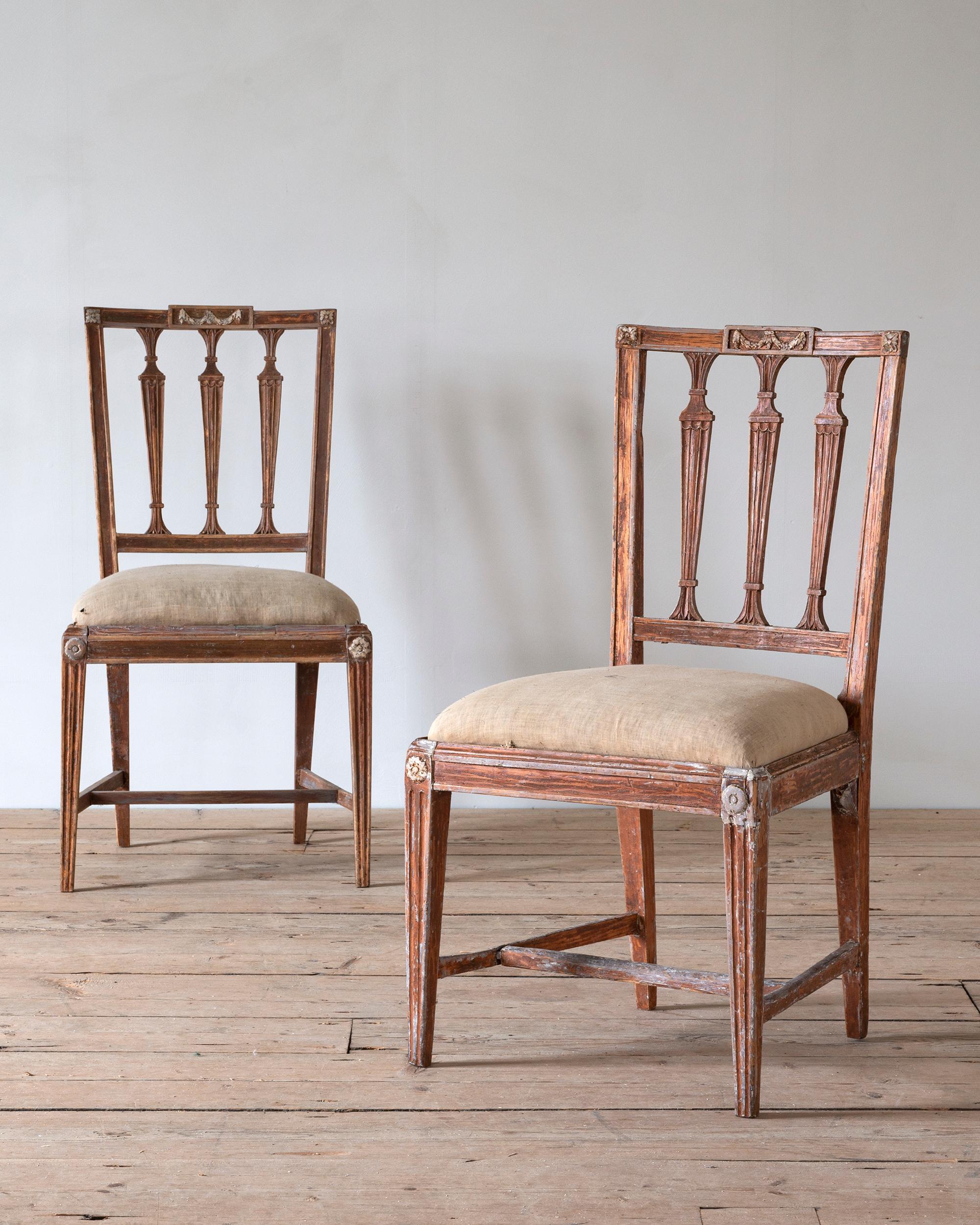 Feines Paar schwedischer Stühle aus dem frühen 19. Jahrhundert von Meister Melchior Lundberg (tätig in Stockholm 1795-1834) in ihrer ursprünglichen Ausführung. Um 1810 Stockholm, Schweden. 

