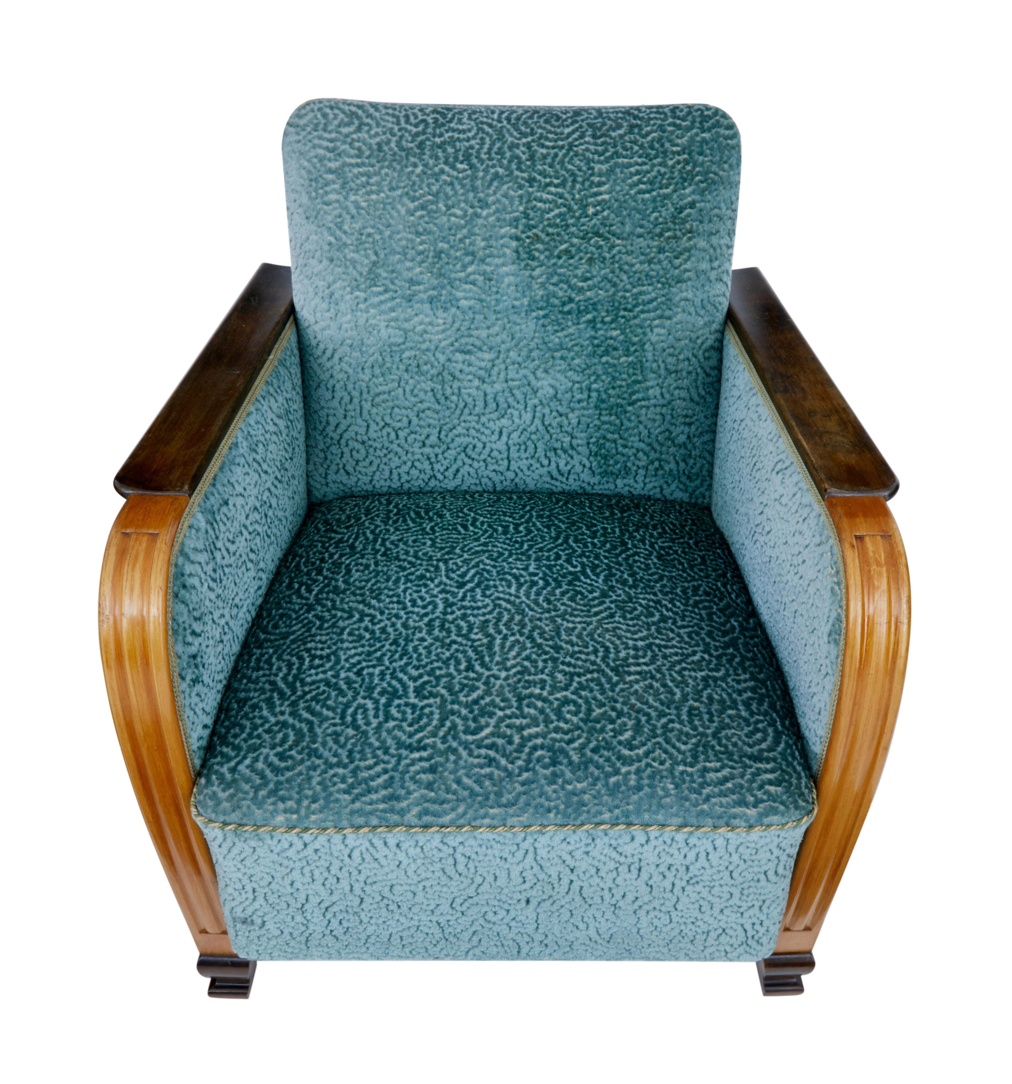 Paire de fauteuils suédois en orme et bouleau vers 1940.

Elegante paire de chaises de la fin de l'art déco, présentant de beaux côtés et accoudoirs en orme. Les accoudoirs sont dotés de cannelures à l'avant. Accoudoirs en bouleau teinté et pieds