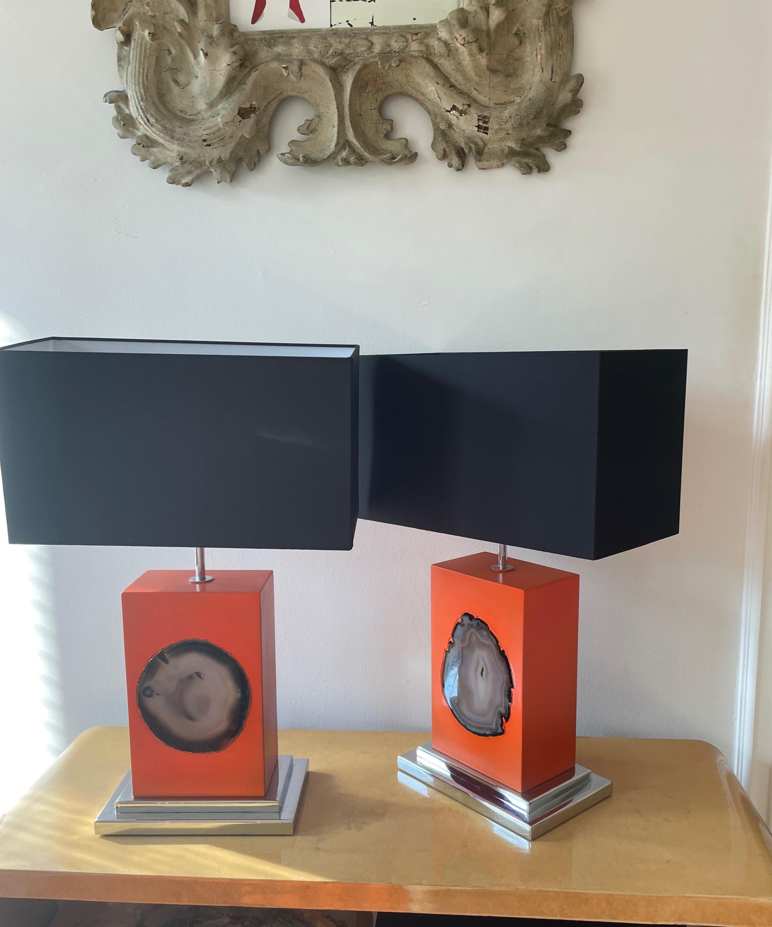 Elegant pair of table lamps, chromed metal mounting.
Shows two different agate slices on a orange wood base.
Rewired recently.Excellent vintage condition.
Comes with two black rectangular lampshades.
France 1980.