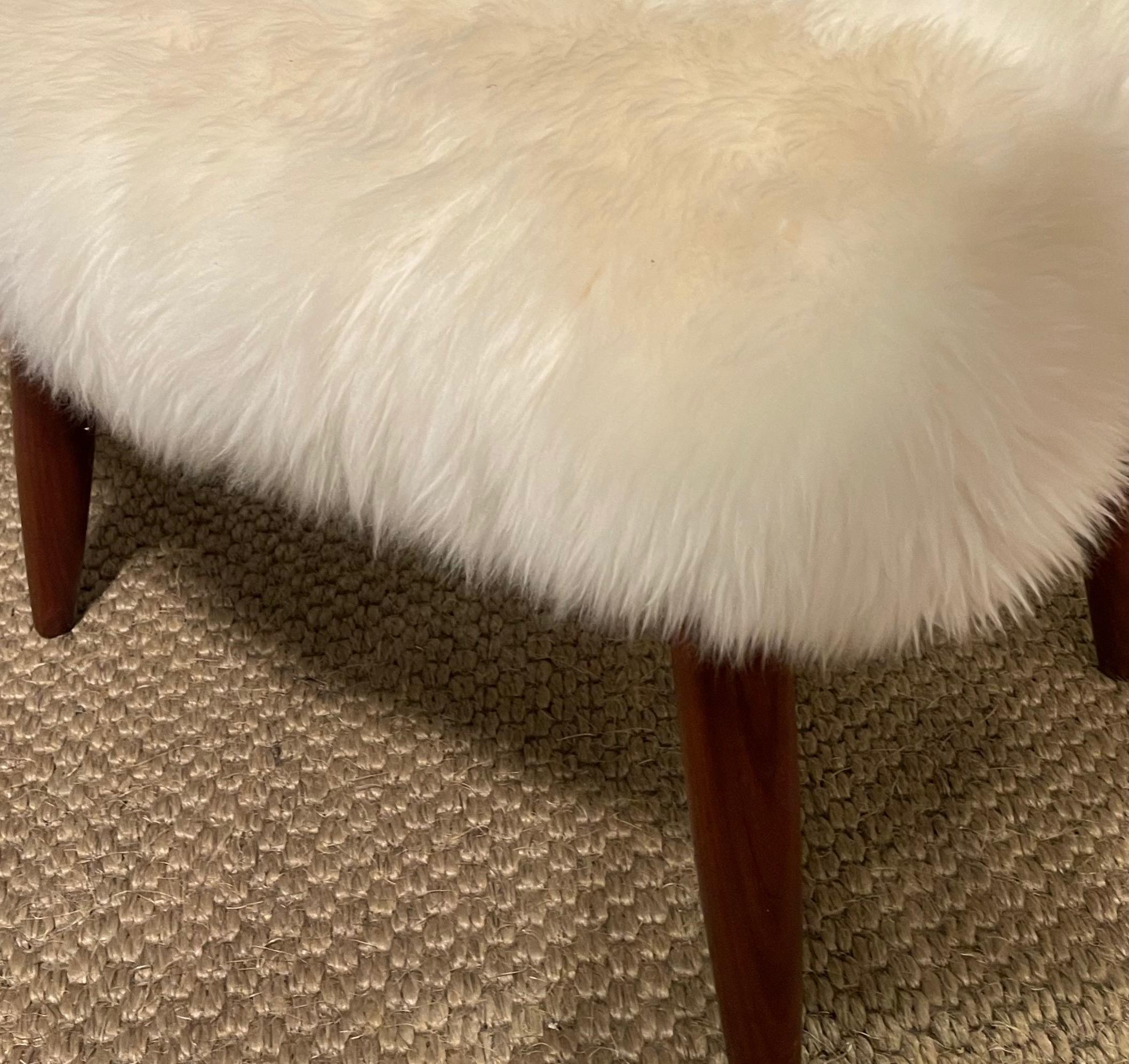 Paire de poufs en teck et peau de mouton.
Attribué à Poul Volther Danemark 1975.