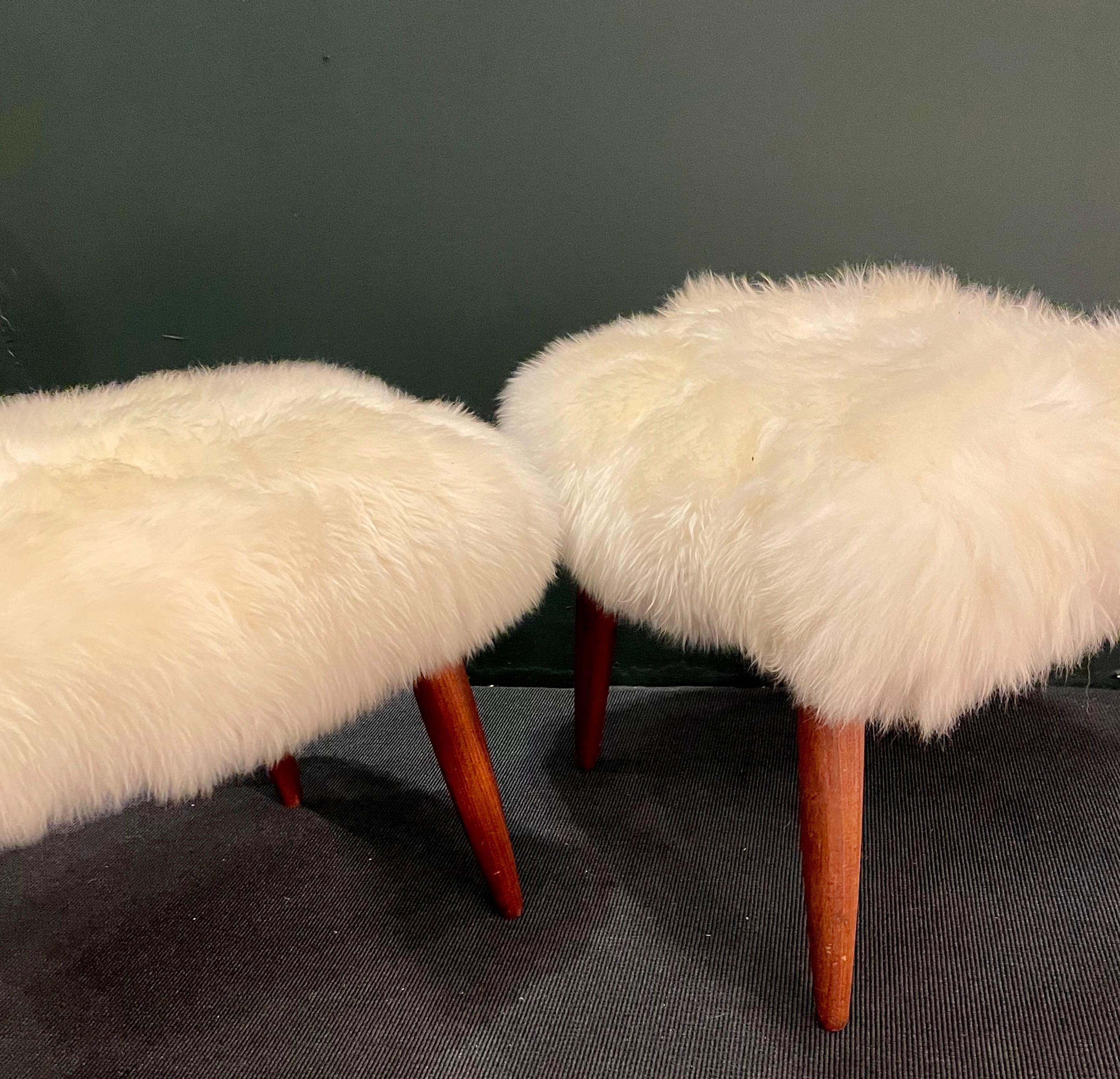 Mid-Century Modern Paire d'ottomans en teck et en peau de mouton attribuée à Poul Volther Denmark en vente