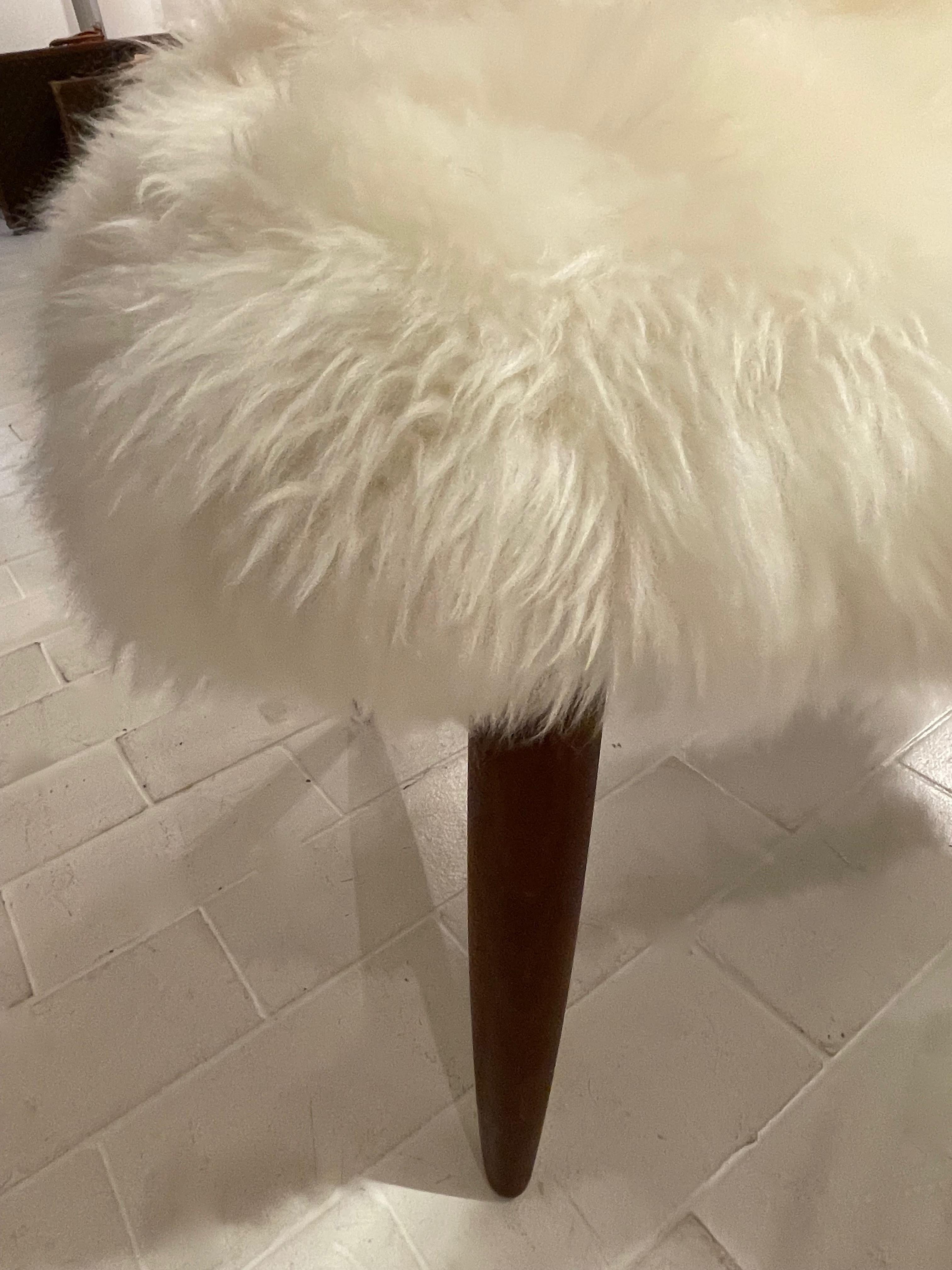 Danois Paire d'ottomans en teck et en peau de mouton attribuée à Poul Volther Denmark en vente
