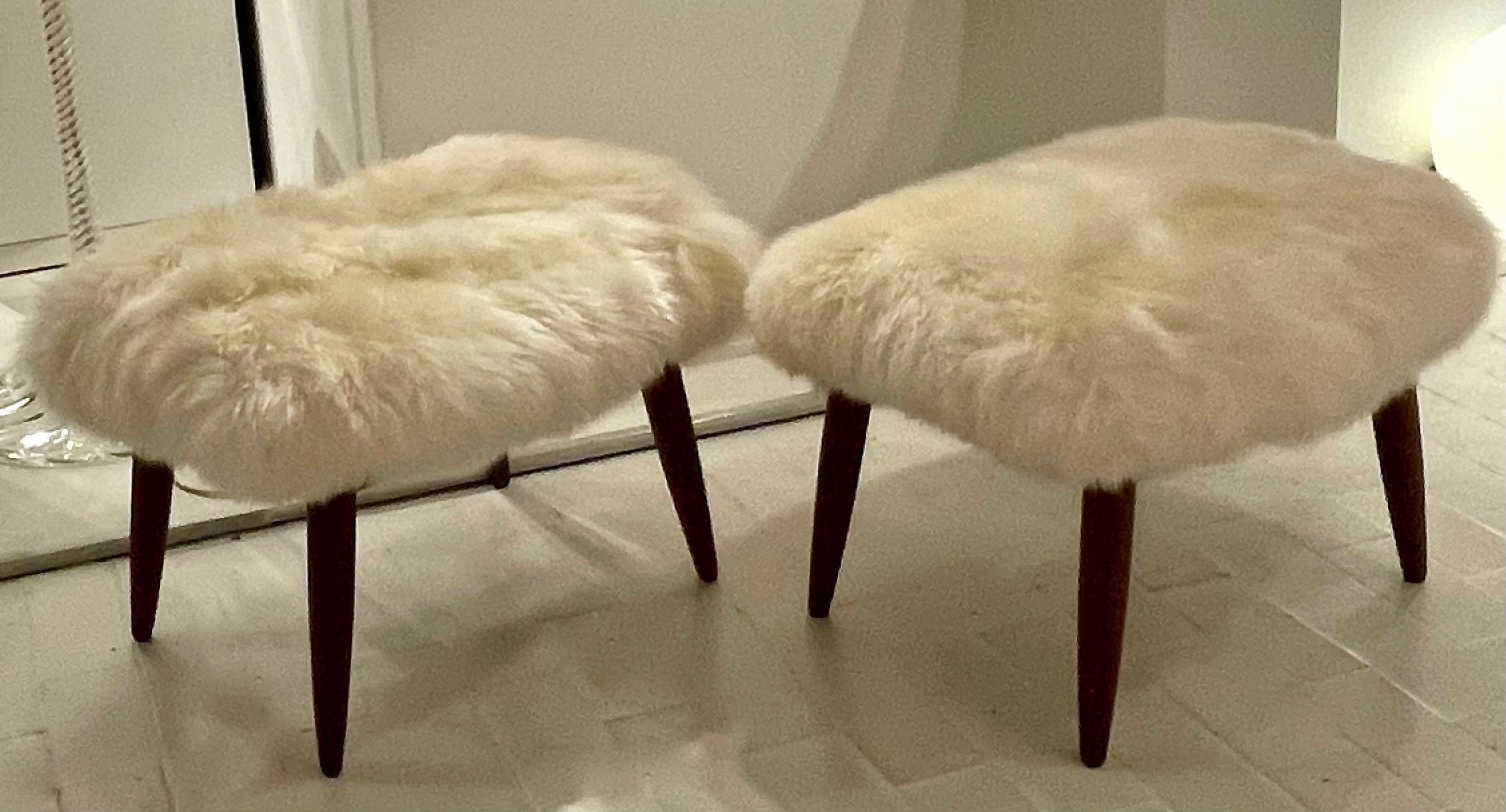 Paire d'ottomans en teck et en peau de mouton attribuée à Poul Volther Denmark Excellent état - En vente à Brussels, BE