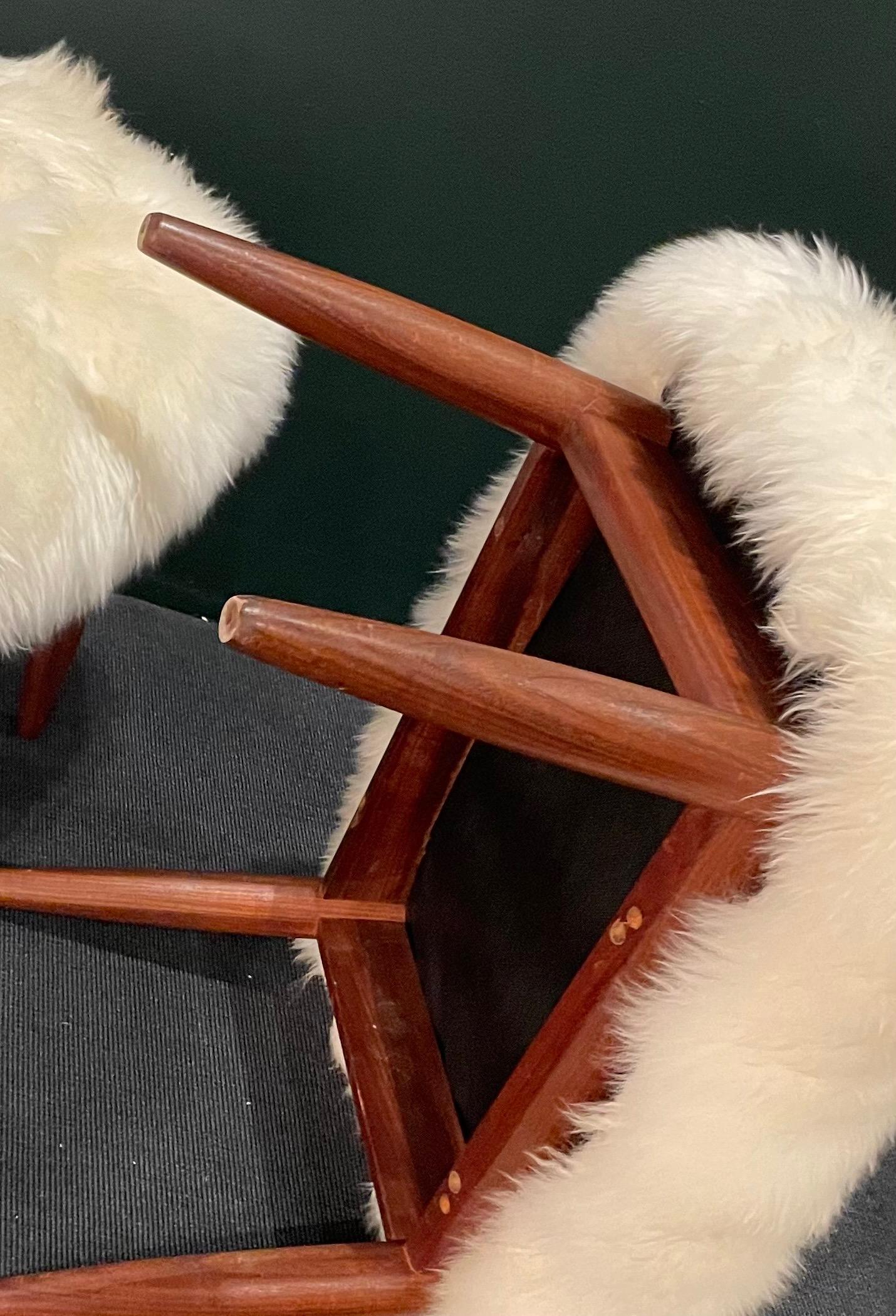 20ième siècle Paire d'ottomans en teck et en peau de mouton attribuée à Poul Volther Denmark en vente
