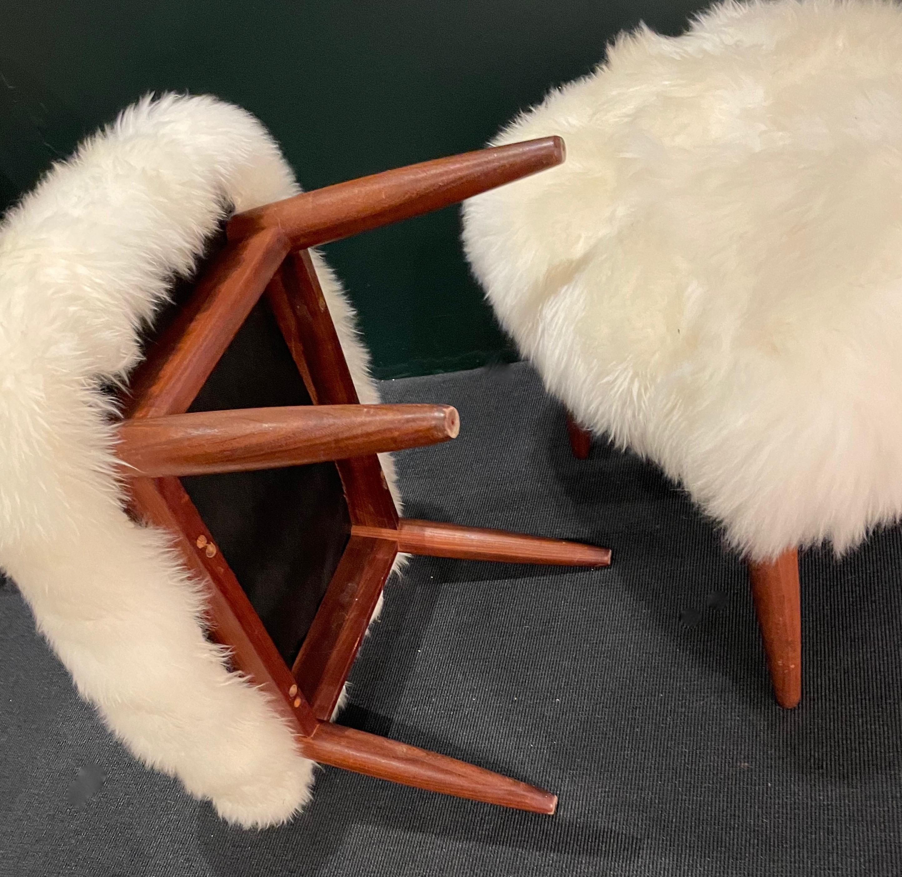 Cuir de mouton Paire d'ottomans en teck et en peau de mouton attribuée à Poul Volther Denmark en vente