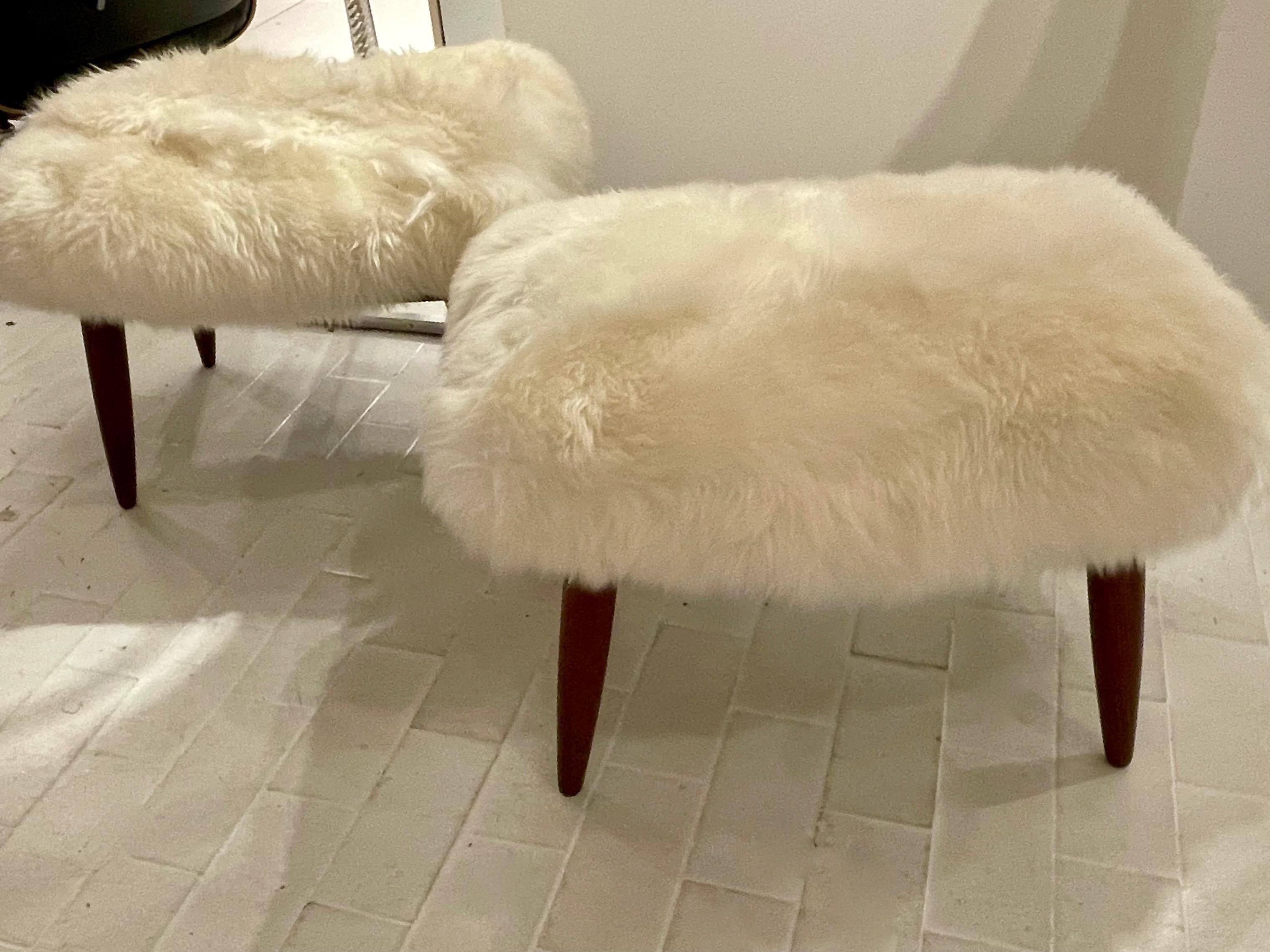 Paire d'ottomans en teck et en peau de mouton attribuée à Poul Volther Denmark en vente 1