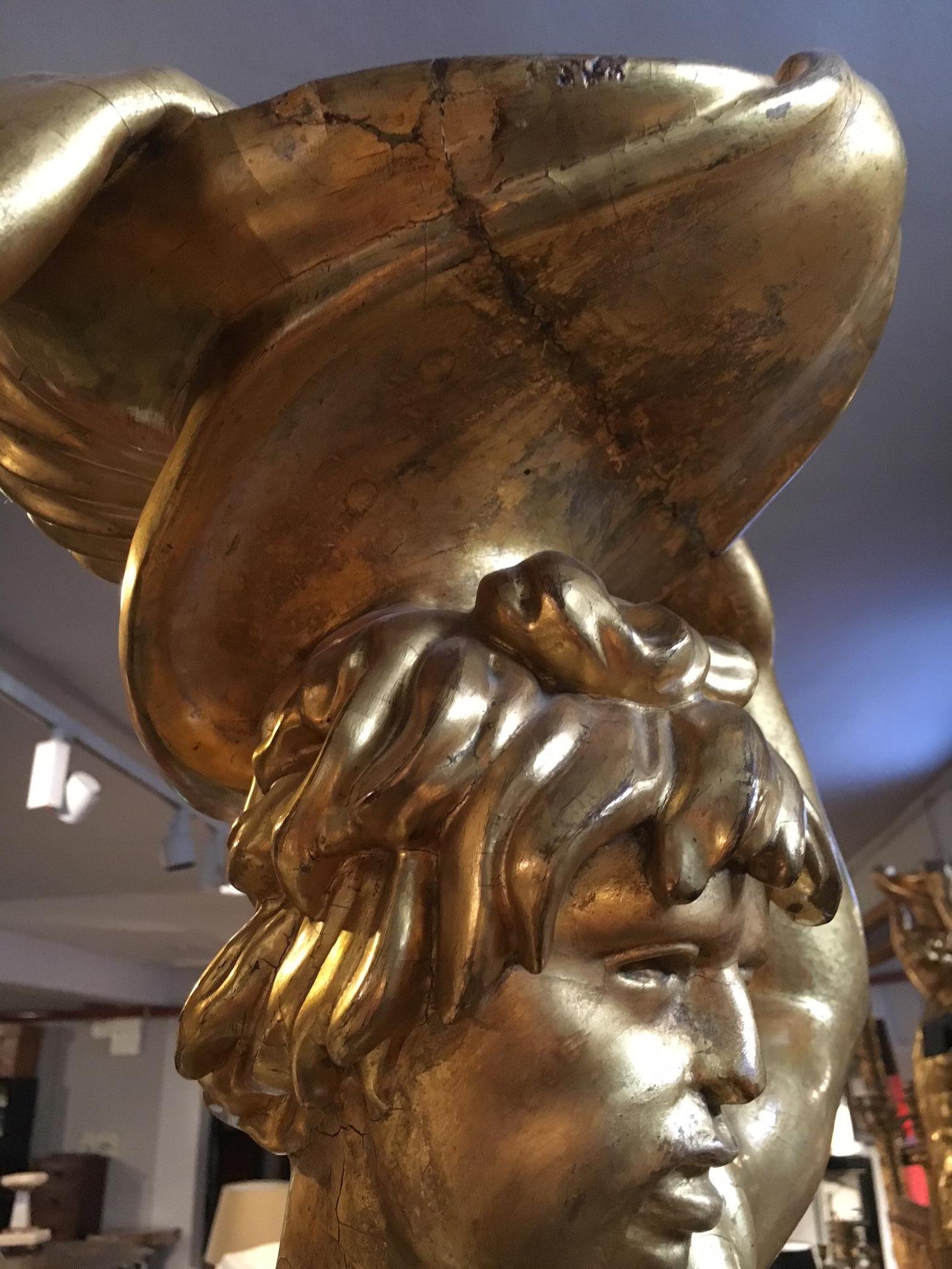 Fino par de figuras venecianas en madera dorada, hacia 1700 en venta 6