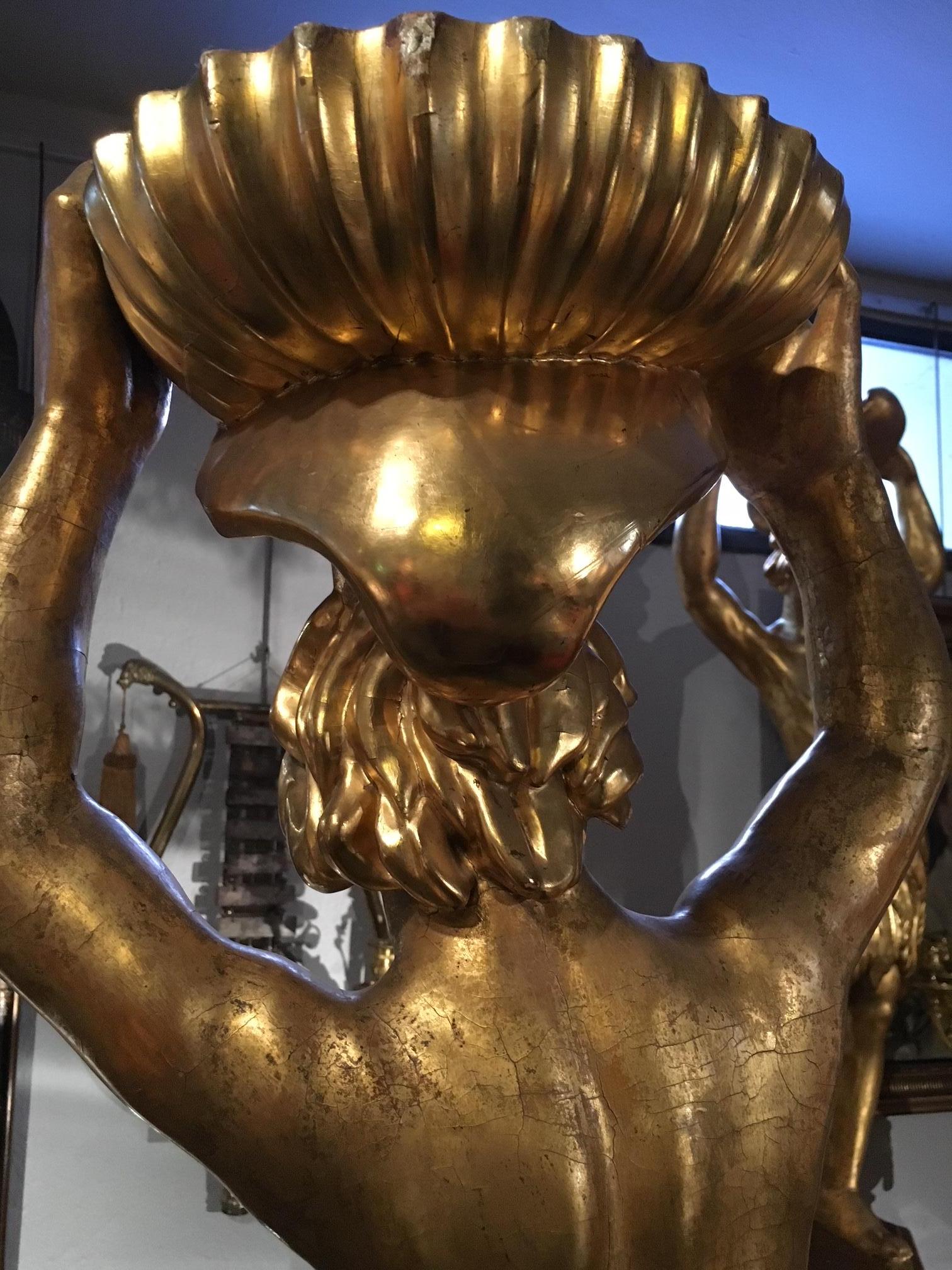 Fino par de figuras venecianas en madera dorada, hacia 1700 Italiano en venta