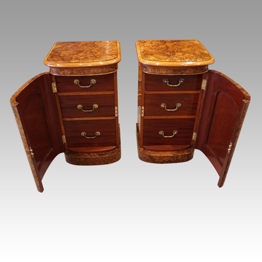 Pair of Victorian walnut night stands of the highest quality, made in one of the finest London workshops in England.
We are delighted to give you the fantastic opportunity to offer you this pair of Victorian walnut bow bedside cabinets, that were