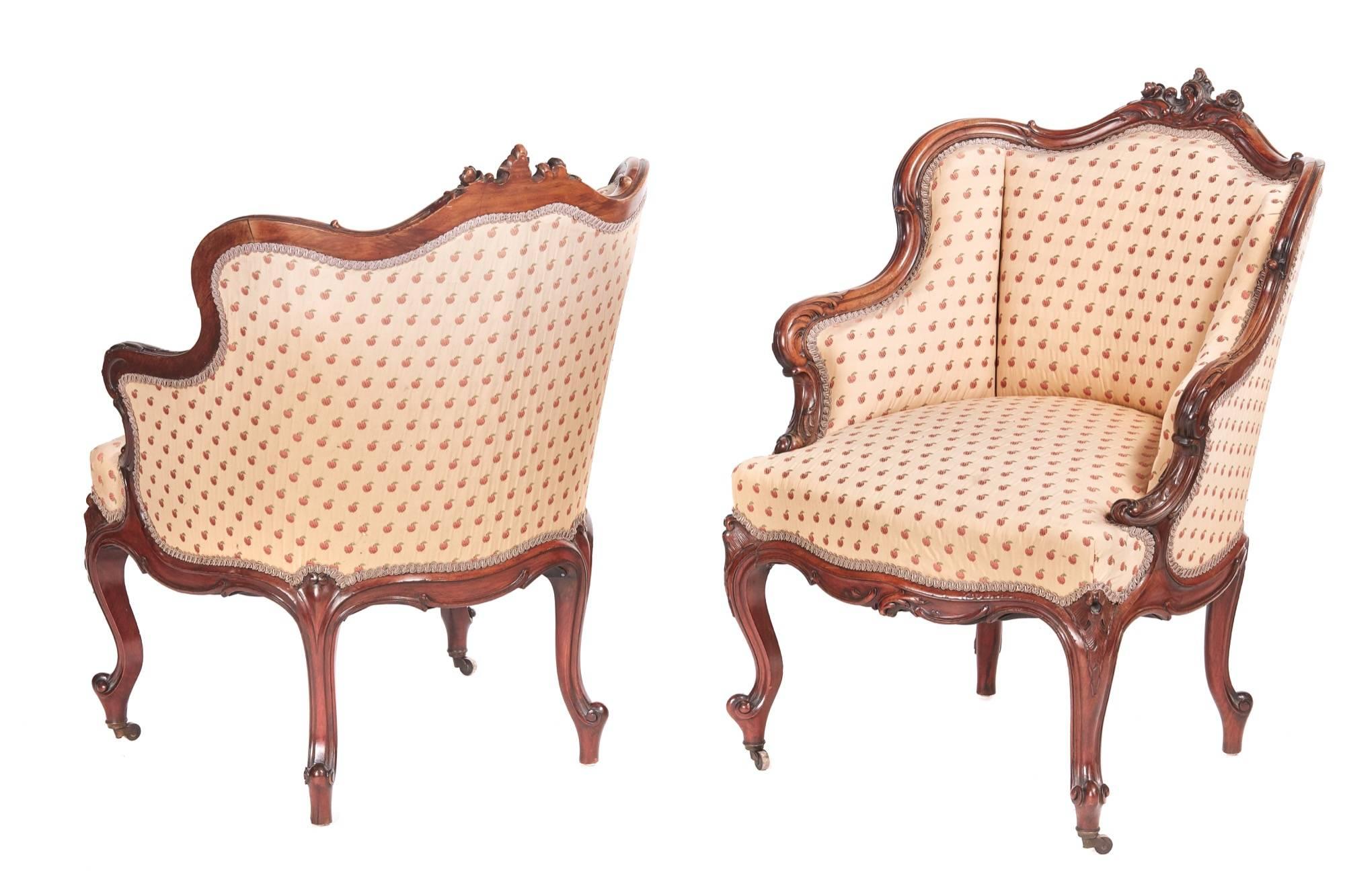 Fine pair of Victorian carved rosewood armchairs, with fantastic carved shaped frames, raised on four shaped carved cabriole legs with scrolled toes and original castors, recovered in silk fabric
Fantastic color and condition
Measures: 22
