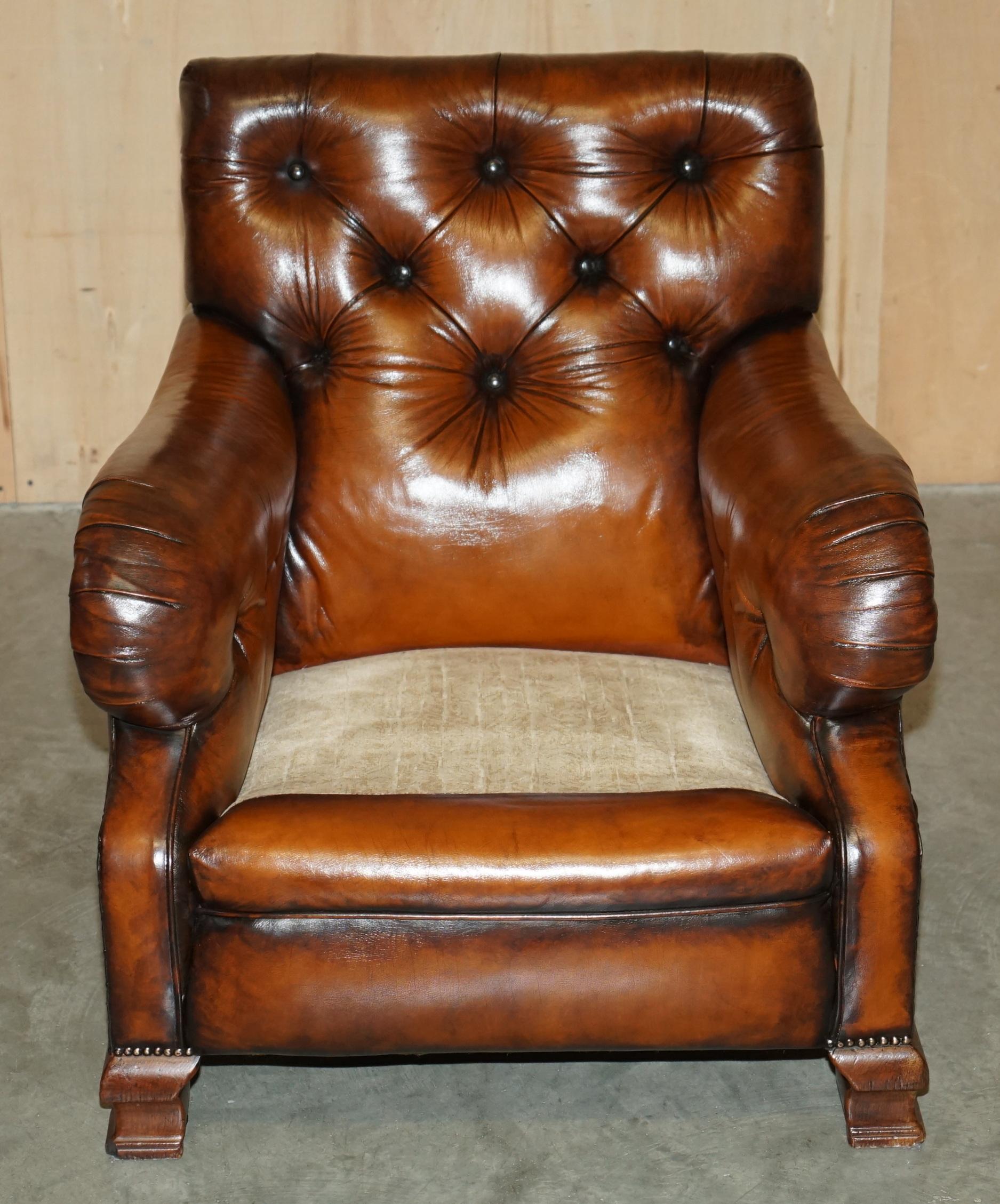 FINE PAIR OF VICTORIAN CHESTERFIELD BROWN LEATHER HOWARD & SON'S STYLE ARMCHAiRS For Sale 3