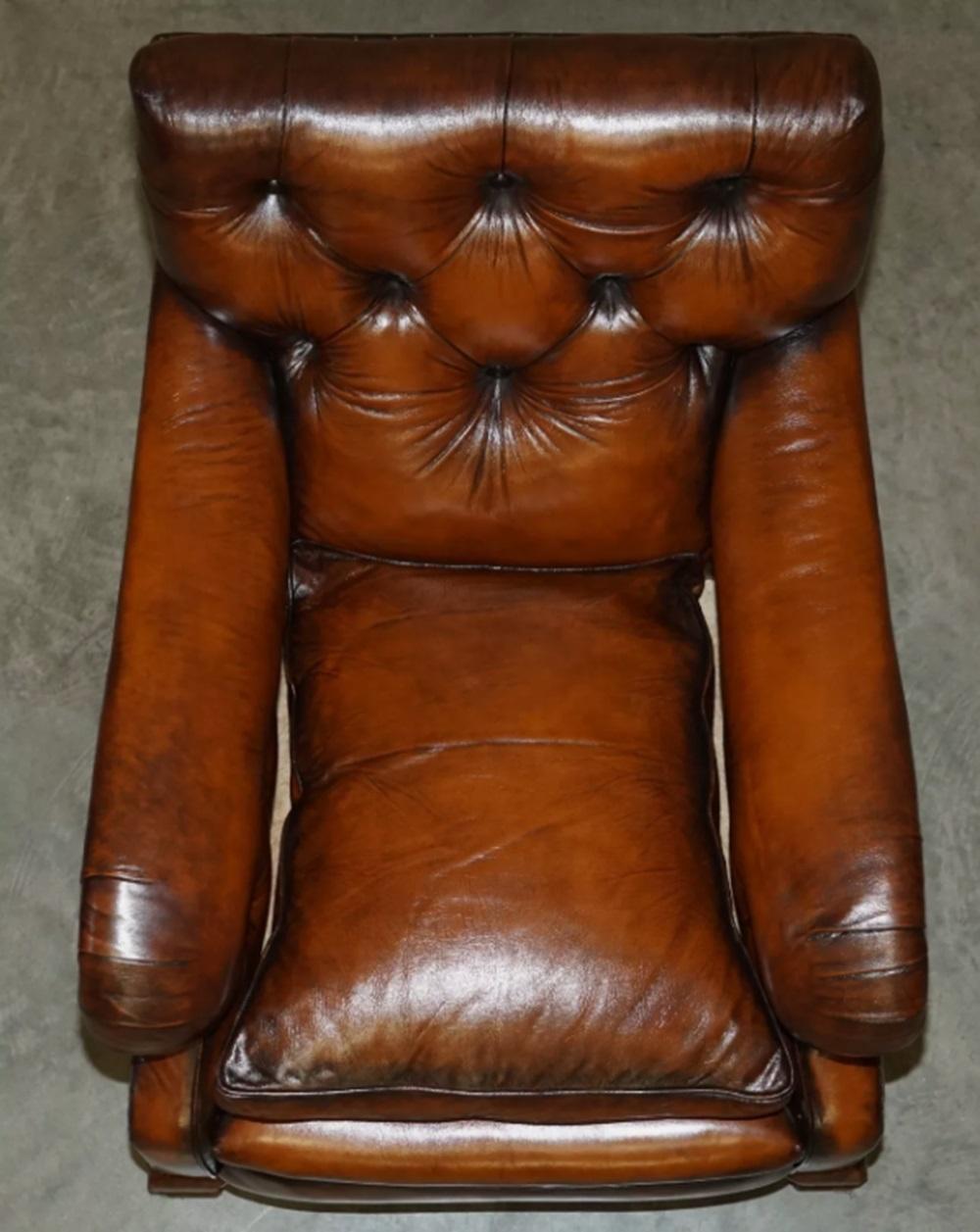 BEL PAIO DI POLTRONE VICTORIANE IN PELLE MARRONE DI CHESTERFIELD IN STILE Howard and Sons in vendita 2
