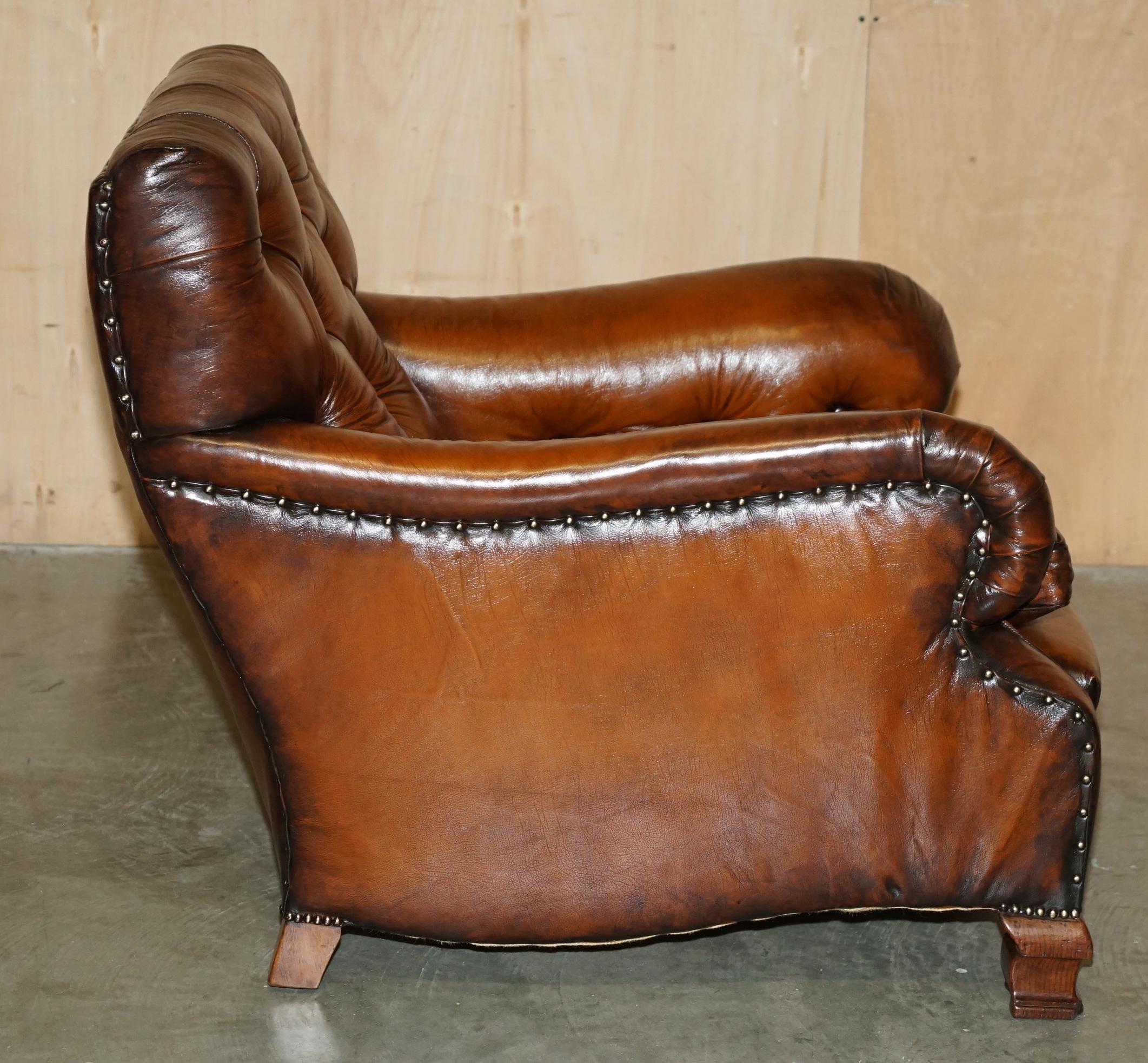 FINE PAIR OF VICTORIAN CHESTERFIELD BROWN LEATHER HOWARD & SON'S STYLE ARMCHAiRS For Sale 4
