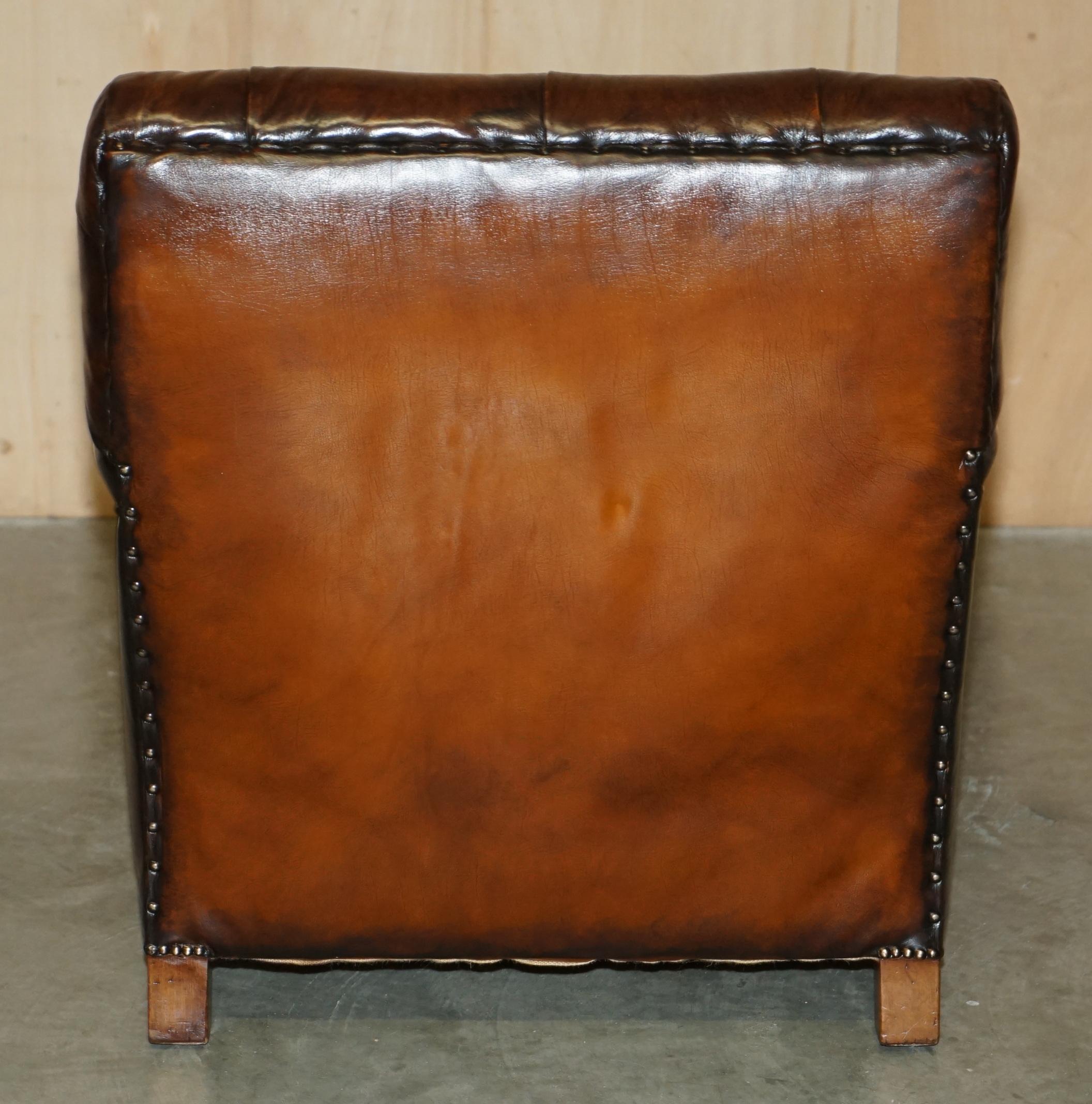 FINE PAIR OF VICTORIAN CHESTERFIELD BROWN LEATHER HOWARD & SON'S STYLE ARMCHAiRS For Sale 5