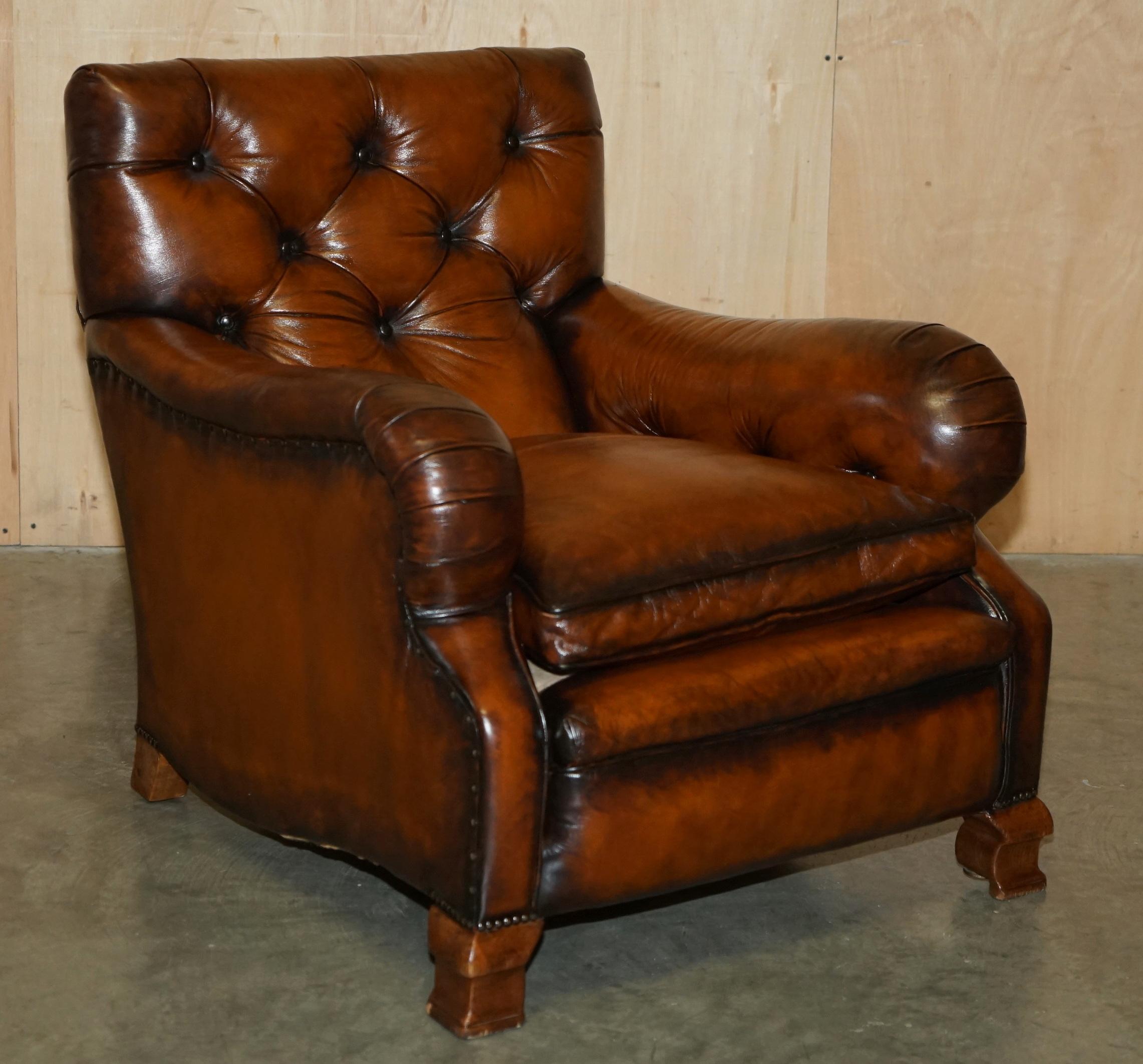 FINE PAIR OF VICTORIAN CHESTERFIELD BROWN LEATHER HOWARD & SON'S STYLE ARMCHAiRS For Sale 8