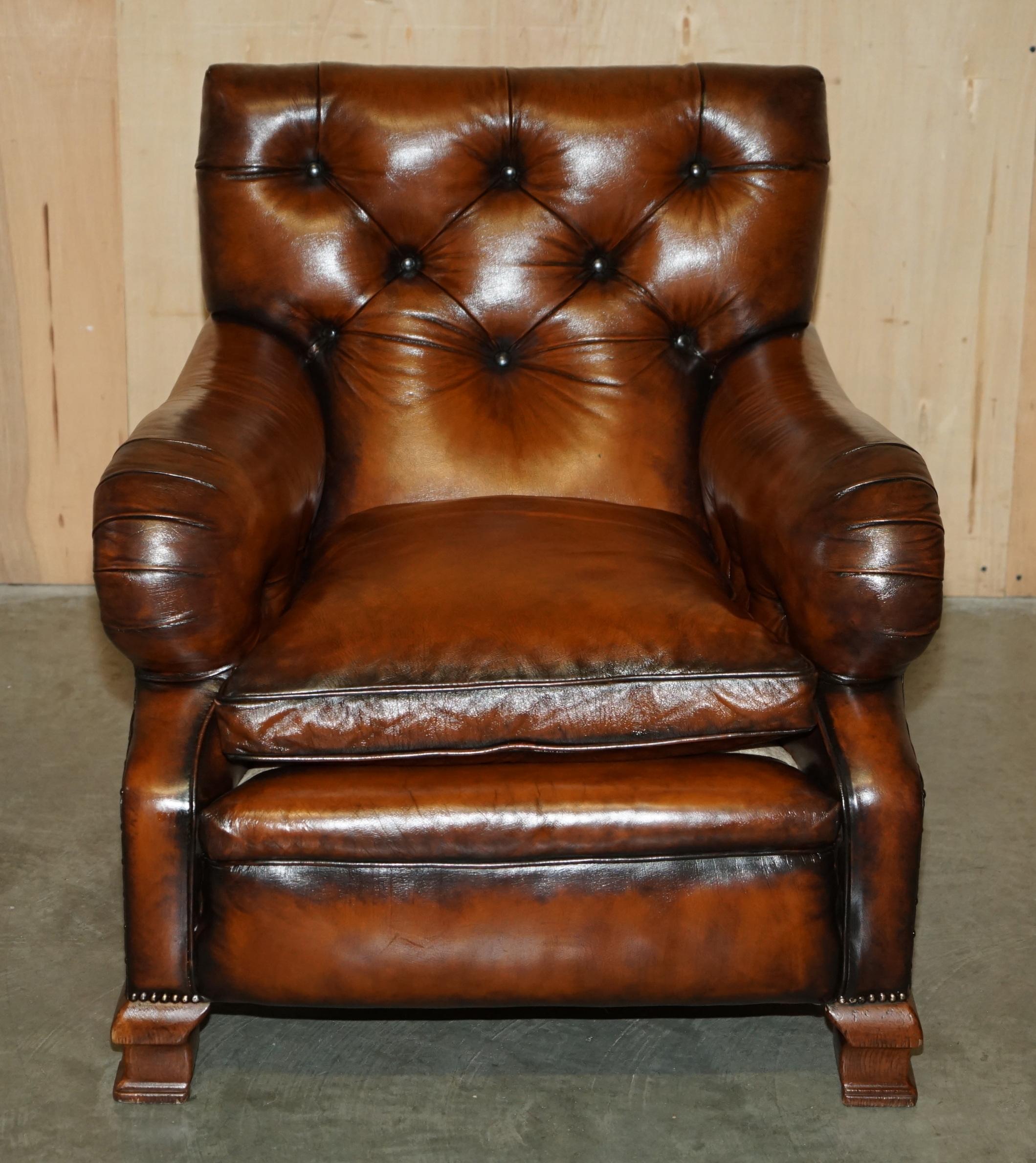 FINE PAIR OF VICTORIAN CHESTERFIELD BROWN LEATHER HOWARD & SON'S STYLE ARMCHAiRS For Sale 9