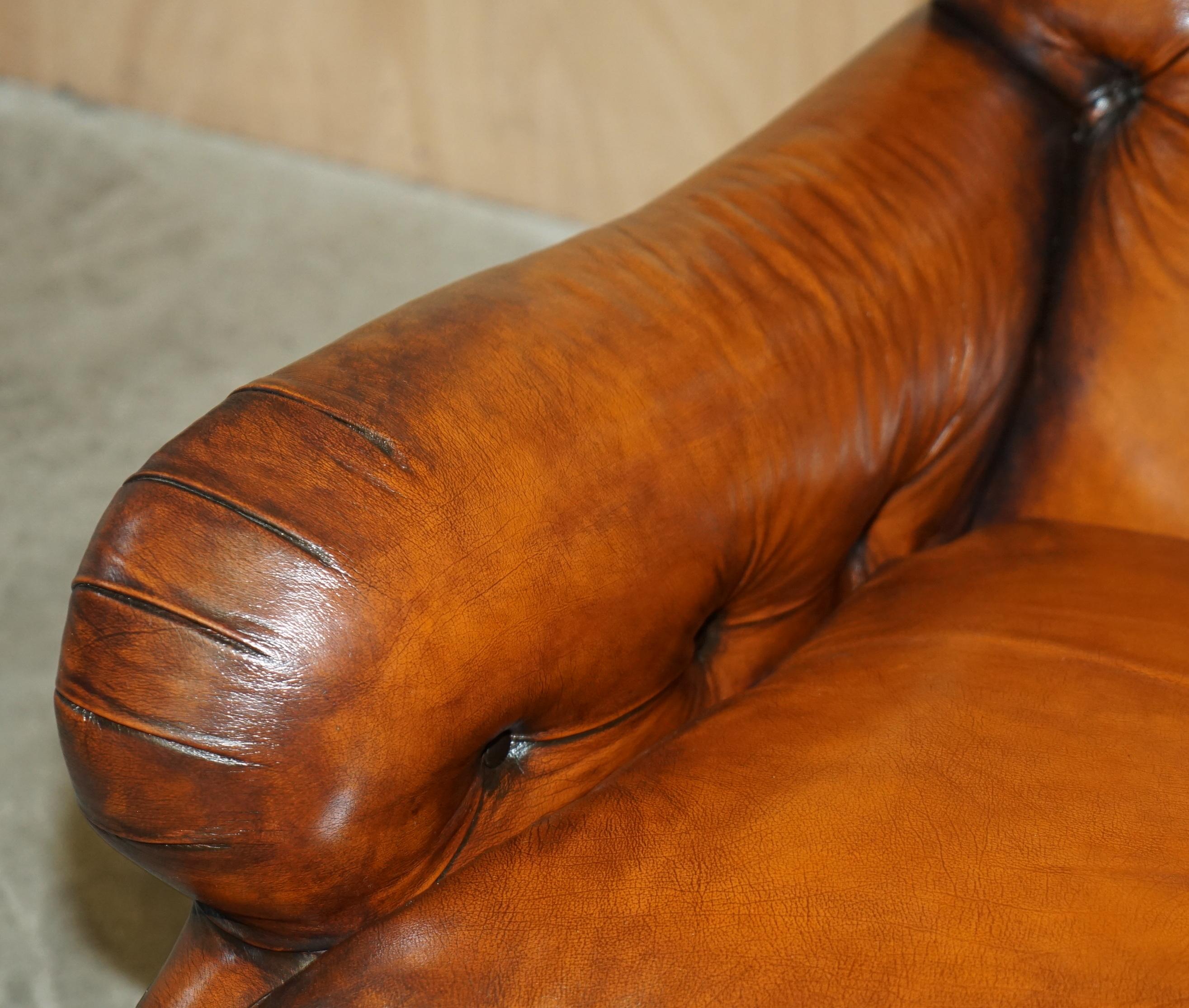 FINE PAIR OF VICTORIAN CHESTERFIELD BROWN LEATHER HOWARD & SON'S STYLE ARMCHAiRS For Sale 10