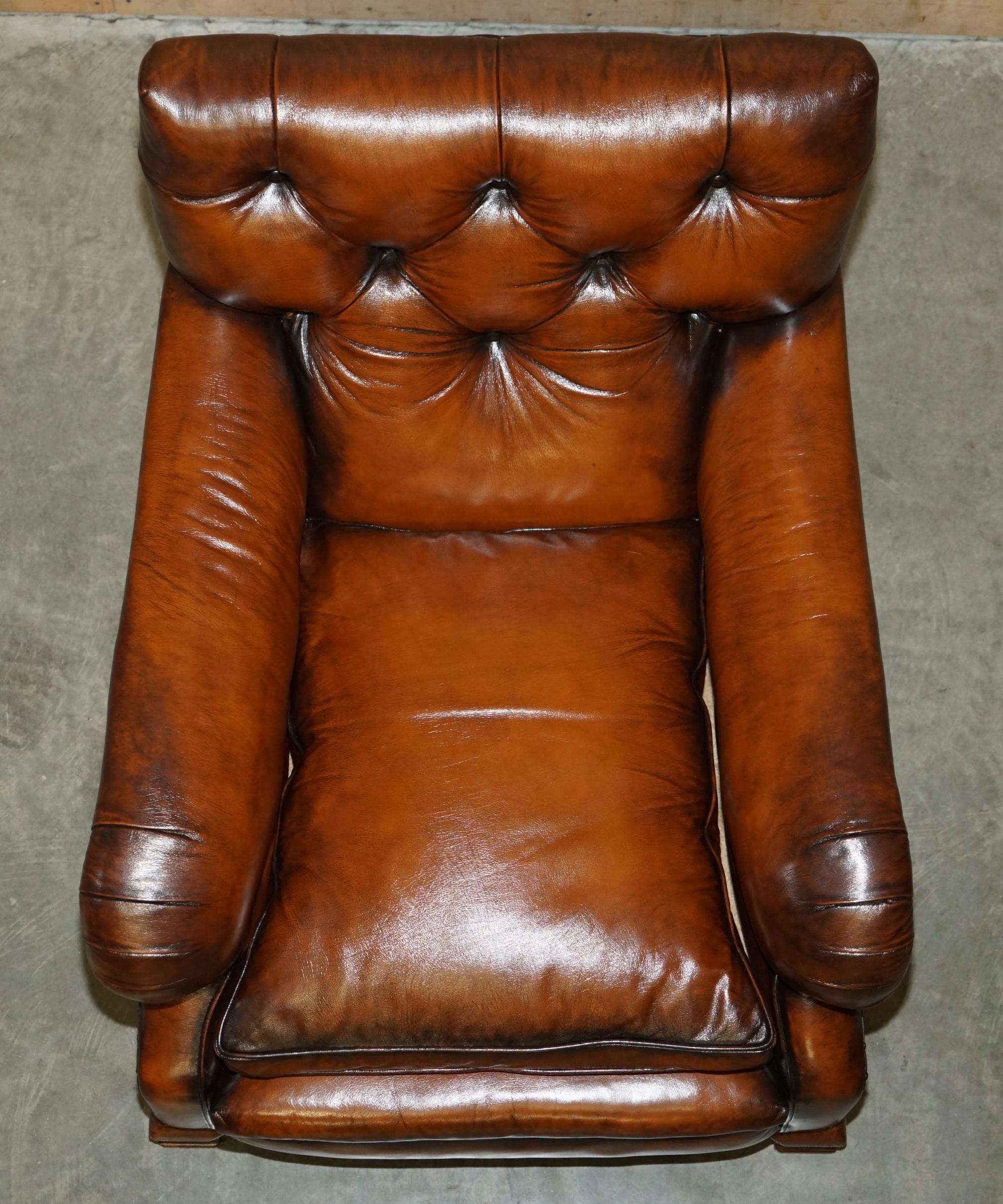 FINE PAIR OF VICTORIAN CHESTERFIELD BROWN LEATHER HOWARD & SON'S STYLE ARMCHAiRS For Sale 11
