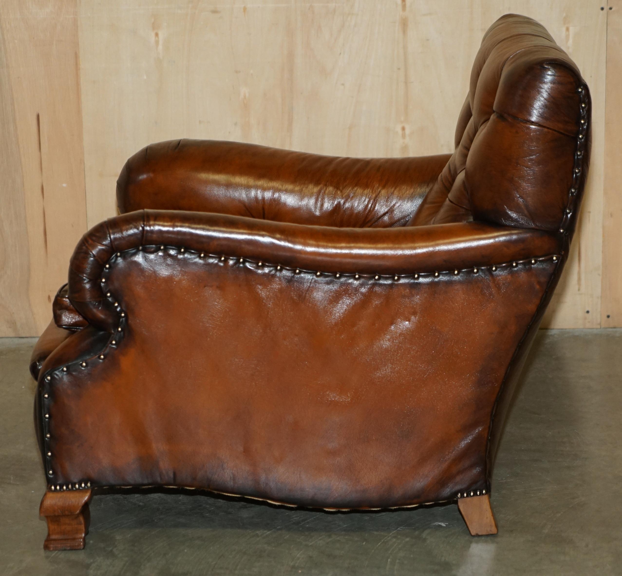 FINE PAIR OF VICTORIAN CHESTERFIELD BROWN LEATHER HOWARD & SON'S STYLE ARMCHAiRS For Sale 12