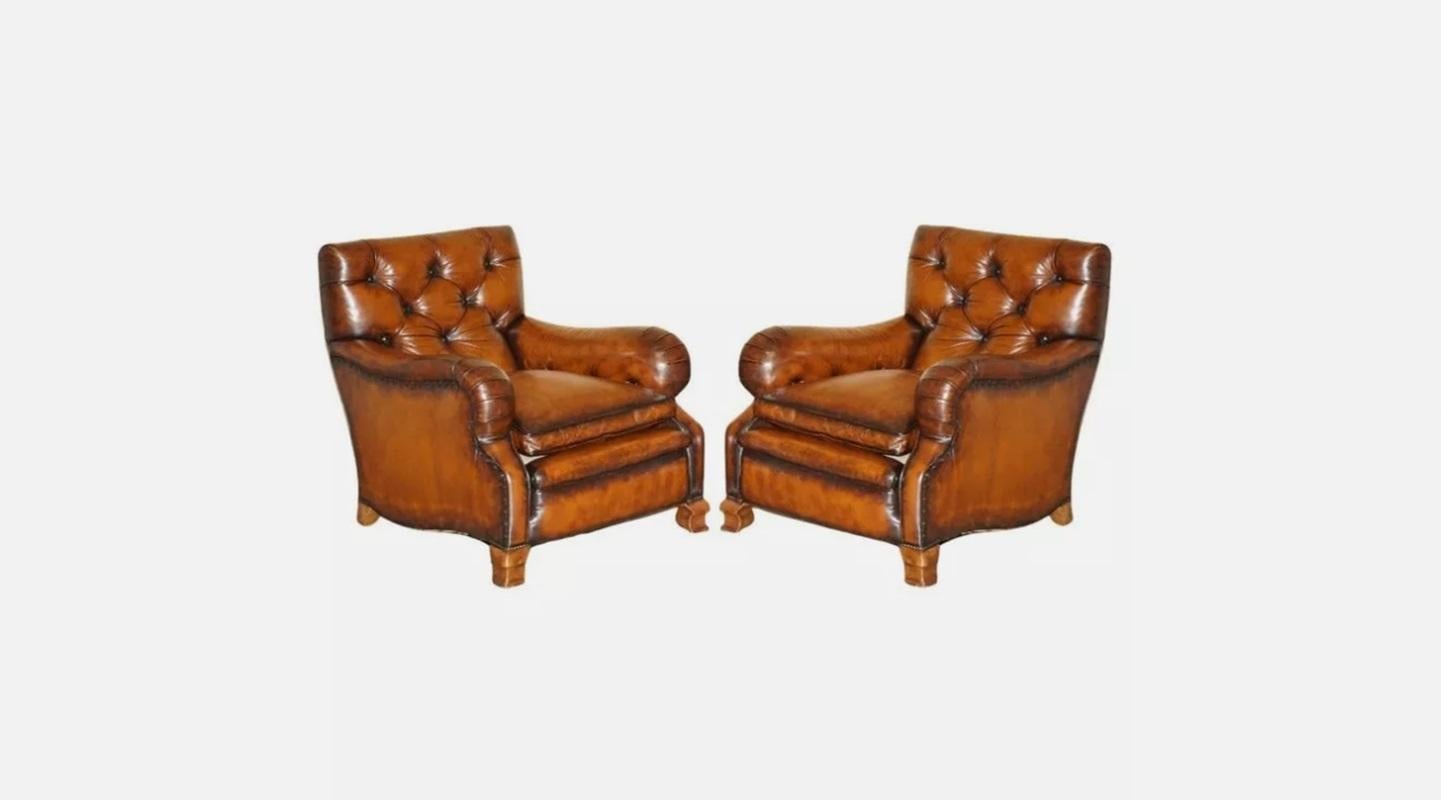 Casa Reale Antiquariato

The Royal House Antiques è lieta di offrire in vendita questa bella coppia di poltrone Chesterfield vittoriane in pelle marrone tinta a mano, completamente restaurate, realizzate nello stile Howard & Sons's con braccioli