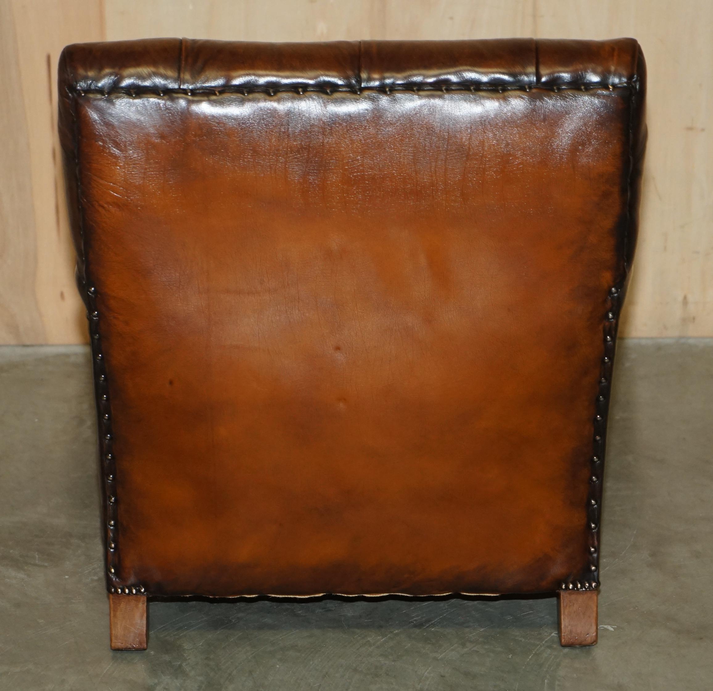 FINE PAIR OF VICTORIAN CHESTERFIELD BROWN LEATHER HOWARD & SON'S STYLE ARMCHAiRS For Sale 13