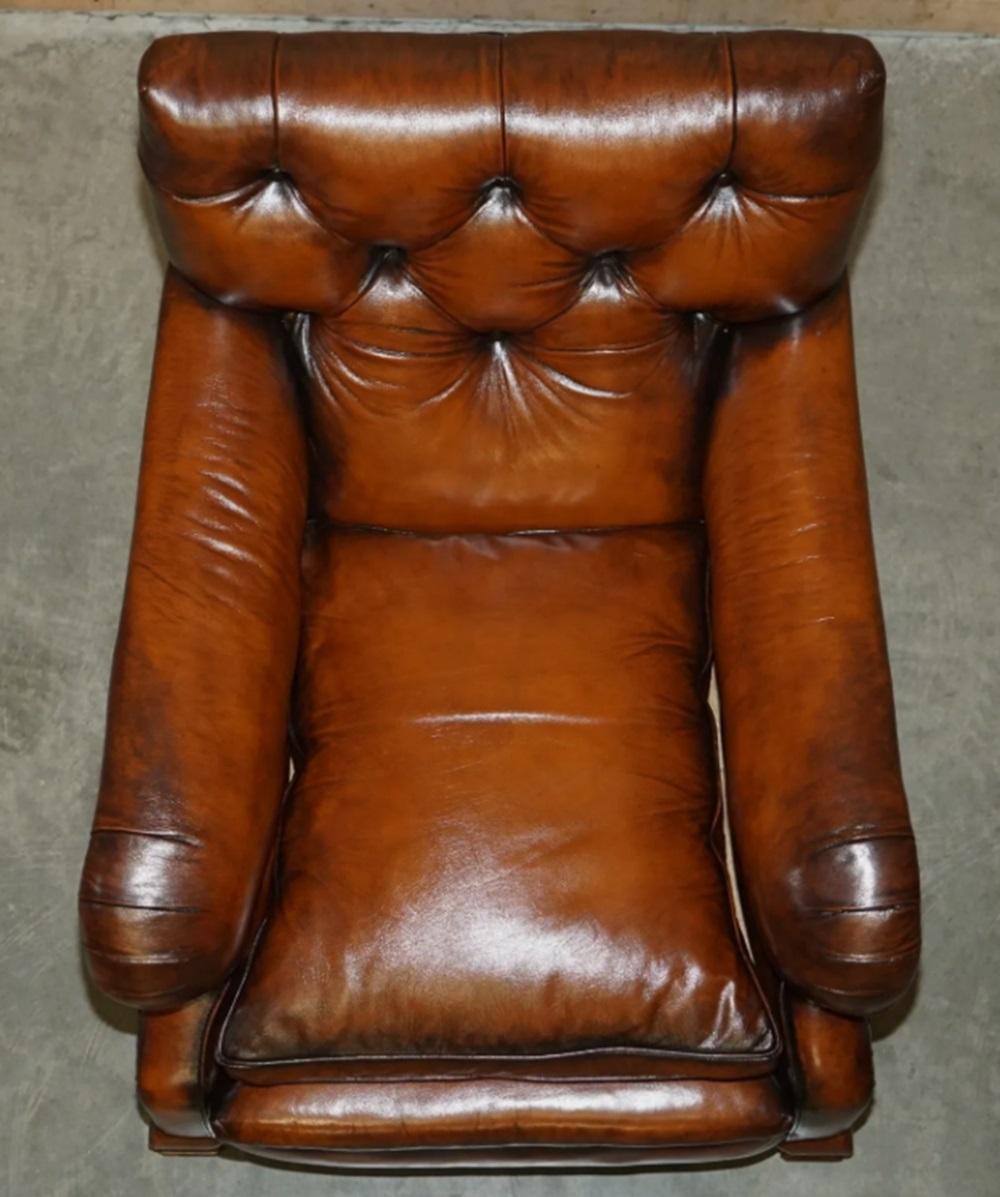 BEL PAIO DI POLTRONE VICTORIANE IN PELLE MARRONE DI CHESTERFIELD IN STILE Howard and Sons in vendita 12