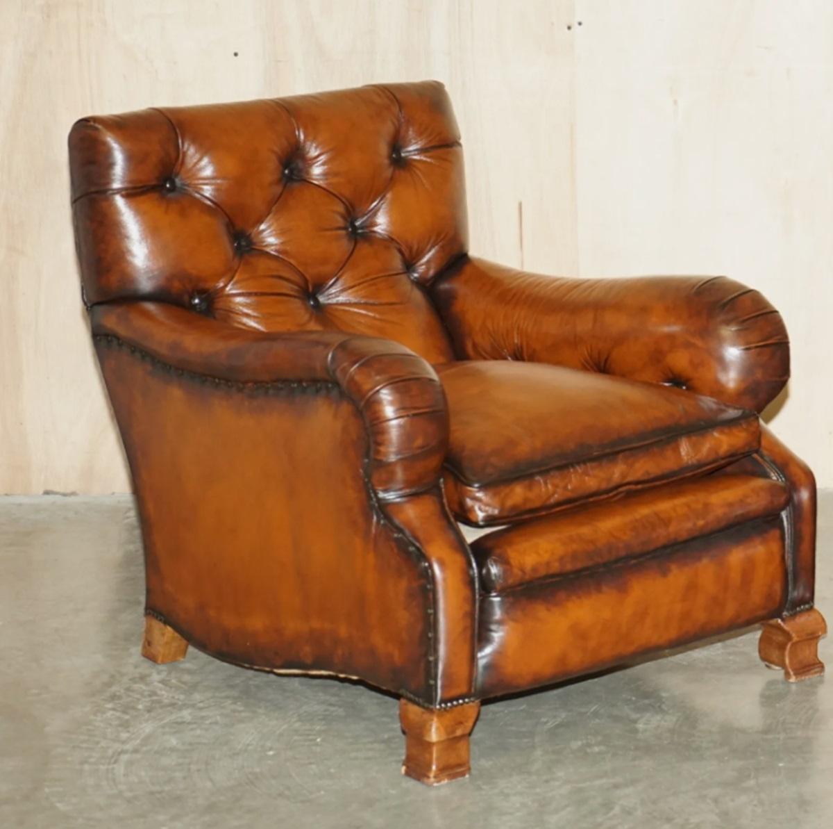 Vittoriano BEL PAIO DI POLTRONE VICTORIANE IN PELLE MARRONE DI CHESTERFIELD IN STILE Howard and Sons in vendita