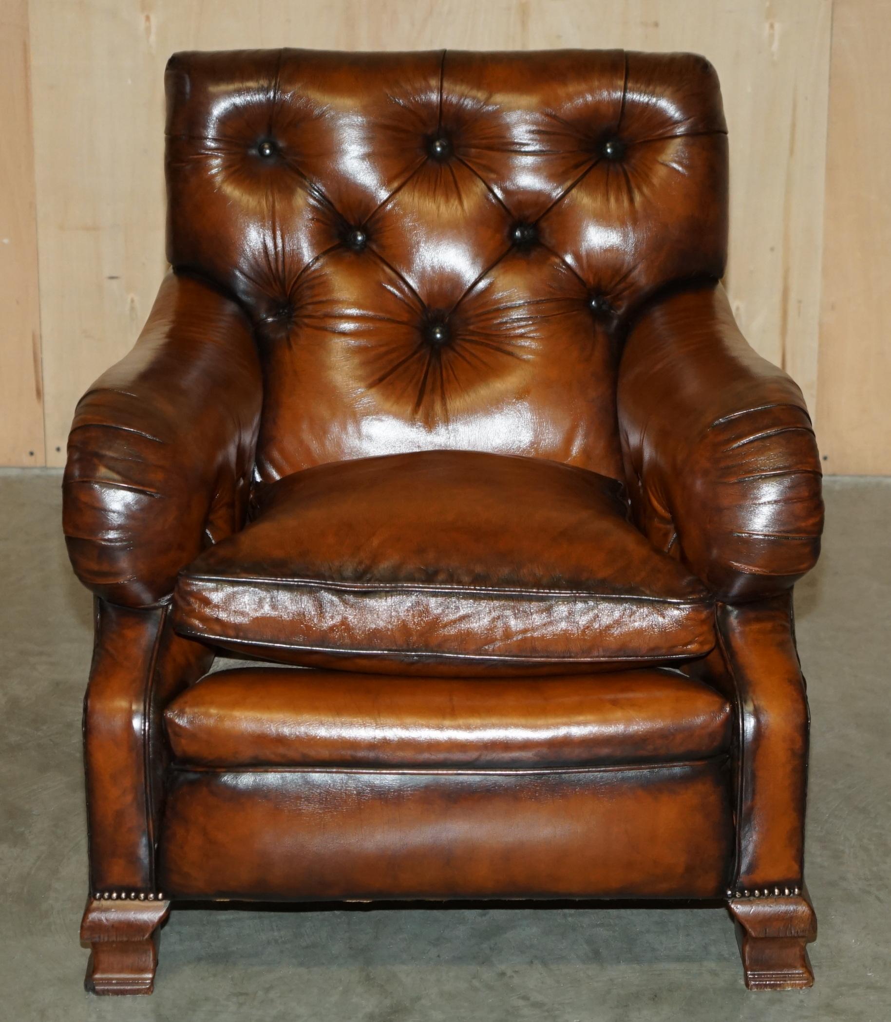 English FINE PAIR OF VICTORIAN CHESTERFIELD BROWN LEATHER HOWARD & SON'S STYLE ARMCHAiRS For Sale